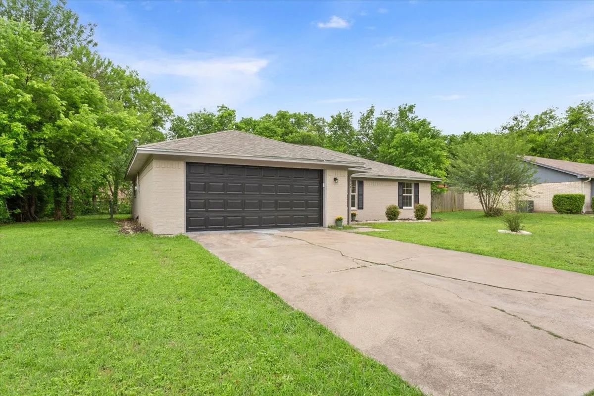 Single Family Residence For Sale in Mc Lennan County , 329 Applewood Lane, Hewitt, Texas 76643, 3 Bedroom, 2 Bathroom, 1 Garage spaces, 1,488 Sqft, built in 1984, mls#21241456, Real Estate Agent in Hewitt, Homes For Sale in Mc Lennan county, Homes For Sale in Hewitt, Realtor in Hewitt Texas, Real Estate Brokerage Independent Realty Texas, Luminita Cordes Realtor