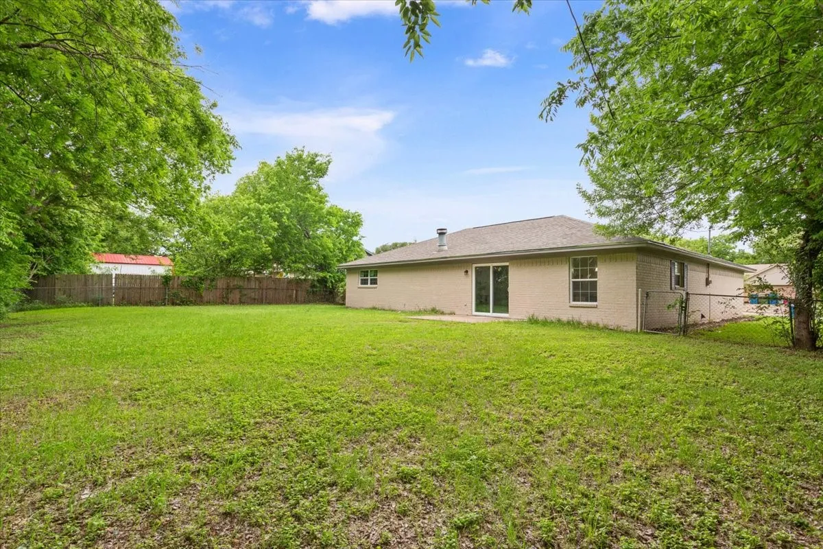 Single Family Residence For Sale in Mc Lennan County , 329 Applewood Lane, Hewitt, Texas 76643, 3 Bedroom, 2 Bathroom, 1 Garage spaces, 1,488 Sqft, built in 1984, mls#21241456, Real Estate Agent in Hewitt, Homes For Sale in Mc Lennan county, Homes For Sale in Hewitt, Realtor in Hewitt Texas, Real Estate Brokerage Independent Realty Texas, Luminita Cordes Realtor