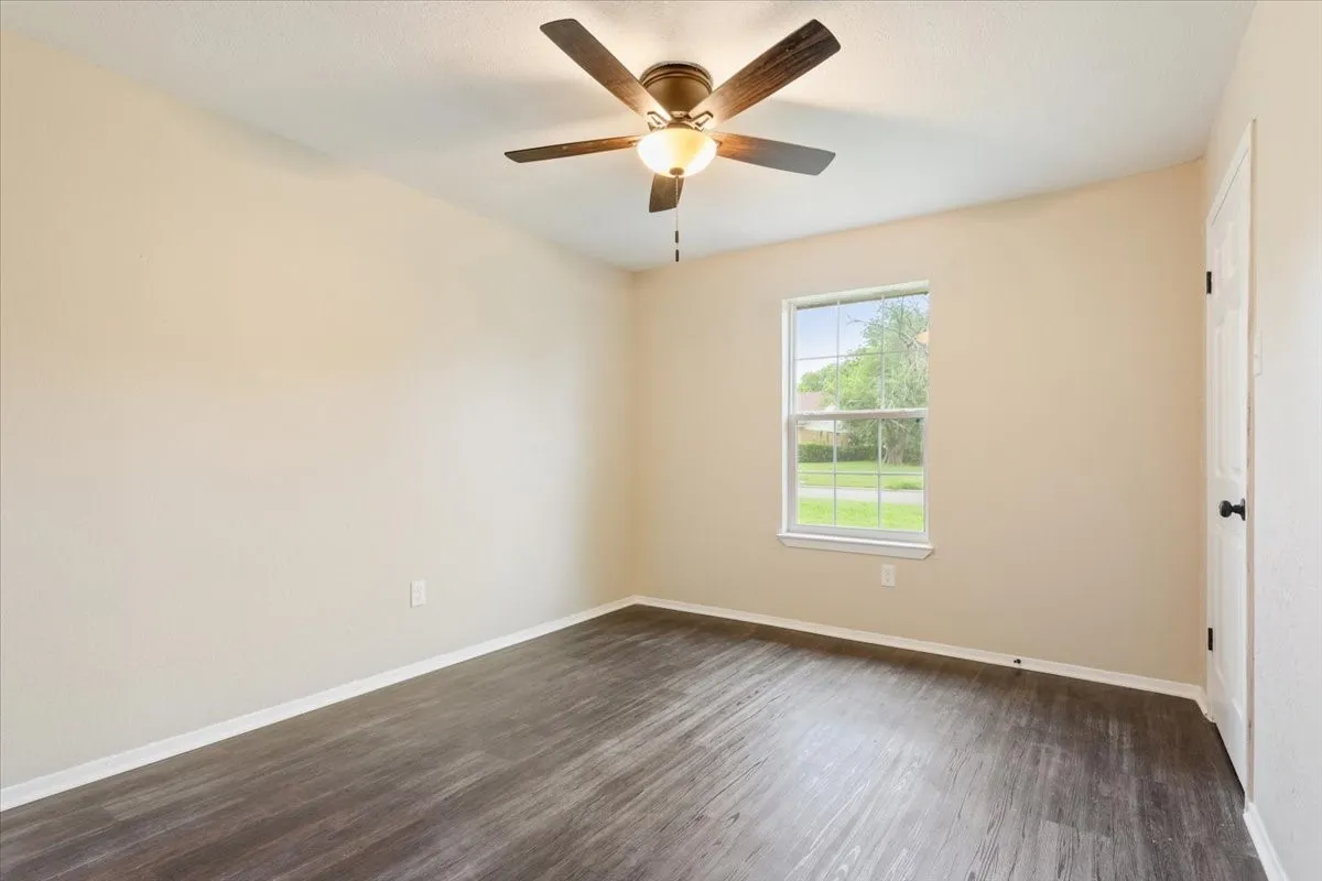 Single Family Residence For Sale in Mc Lennan County , 329 Applewood Lane, Hewitt, Texas 76643, 3 Bedroom, 2 Bathroom, 1 Garage spaces, 1,488 Sqft, built in 1984, mls#21241456, Real Estate Agent in Hewitt, Homes For Sale in Mc Lennan county, Homes For Sale in Hewitt, Realtor in Hewitt Texas, Real Estate Brokerage Independent Realty Texas, Luminita Cordes Realtor