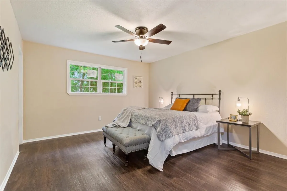 Single Family Residence For Sale in Mc Lennan County , 329 Applewood Lane, Hewitt, Texas 76643, 3 Bedroom, 2 Bathroom, 1 Garage spaces, 1,488 Sqft, built in 1984, mls#21241456, Real Estate Agent in Hewitt, Homes For Sale in Mc Lennan county, Homes For Sale in Hewitt, Realtor in Hewitt Texas, Real Estate Brokerage Independent Realty Texas, Luminita Cordes Realtor