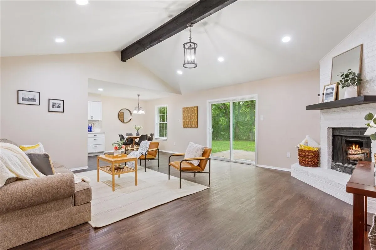 Single Family Residence For Sale in Mc Lennan County , 329 Applewood Lane, Hewitt, Texas 76643, 3 Bedroom, 2 Bathroom, 1 Garage spaces, 1,488 Sqft, built in 1984, mls#21241456, Real Estate Agent in Hewitt, Homes For Sale in Mc Lennan county, Homes For Sale in Hewitt, Realtor in Hewitt Texas, Real Estate Brokerage Independent Realty Texas, Luminita Cordes Realtor
