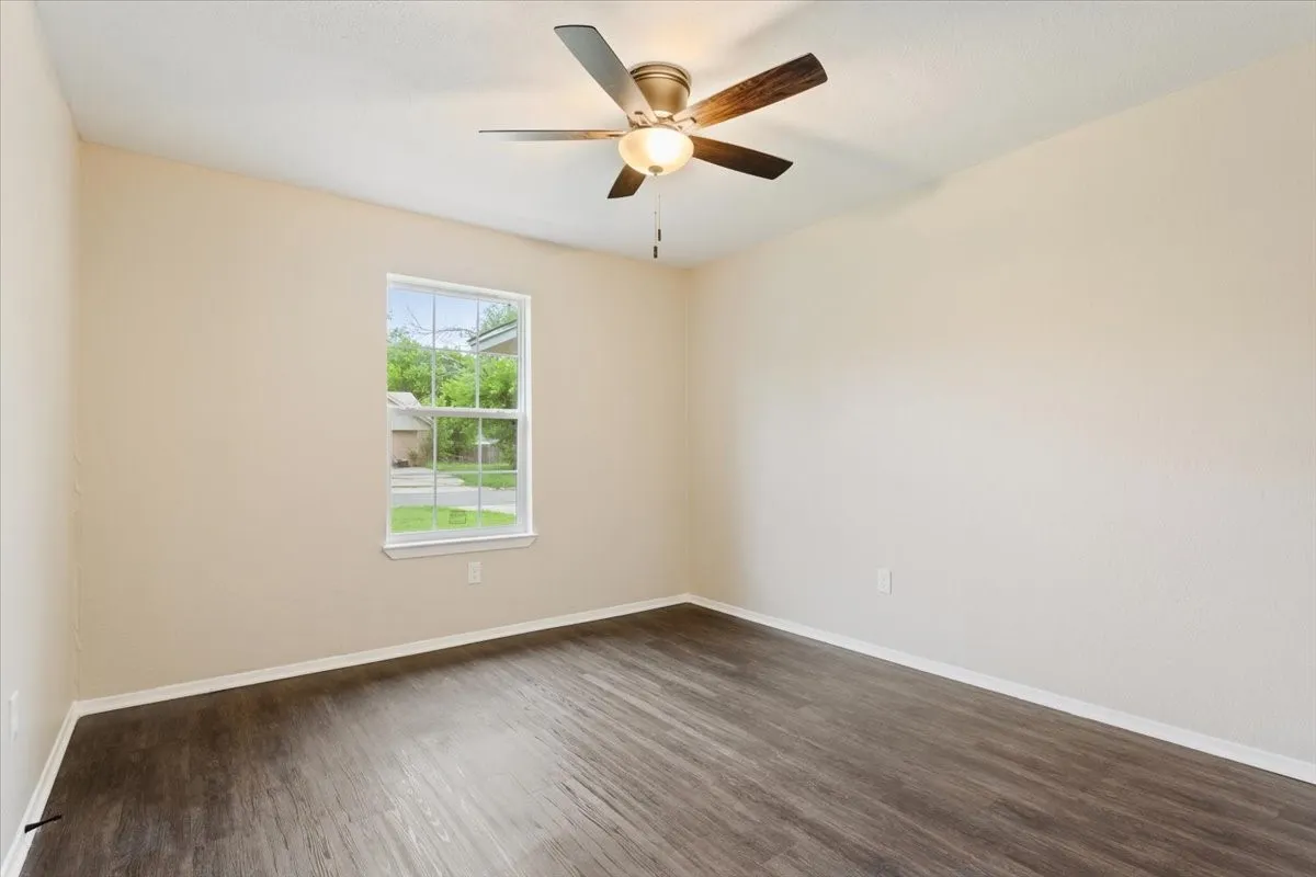 Single Family Residence For Sale in Mc Lennan County , 329 Applewood Lane, Hewitt, Texas 76643, 3 Bedroom, 2 Bathroom, 1 Garage spaces, 1,488 Sqft, built in 1984, mls#21241456, Real Estate Agent in Hewitt, Homes For Sale in Mc Lennan county, Homes For Sale in Hewitt, Realtor in Hewitt Texas, Real Estate Brokerage Independent Realty Texas, Luminita Cordes Realtor