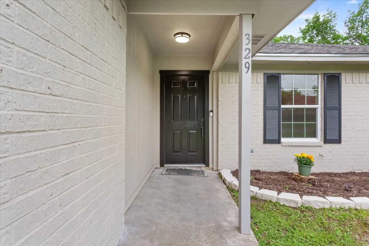 Single Family Residence For Sale in Mc Lennan County , 329 Applewood Lane, Hewitt, Texas 76643, 3 Bedroom, 2 Bathroom, 1 Garage spaces, 1,488 Sqft, built in 1984, mls#21241456, Real Estate Agent in Hewitt, Homes For Sale in Mc Lennan county, Homes For Sale in Hewitt, Realtor in Hewitt Texas, Real Estate Brokerage Independent Realty Texas, Luminita Cordes Realtor
