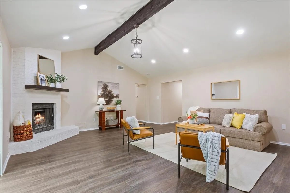 Single Family Residence For Sale in Mc Lennan County , 329 Applewood Lane, Hewitt, Texas 76643, 3 Bedroom, 2 Bathroom, 1 Garage spaces, 1,488 Sqft, built in 1984, mls#21241456, Real Estate Agent in Hewitt, Homes For Sale in Mc Lennan county, Homes For Sale in Hewitt, Realtor in Hewitt Texas, Real Estate Brokerage Independent Realty Texas, Luminita Cordes Realtor