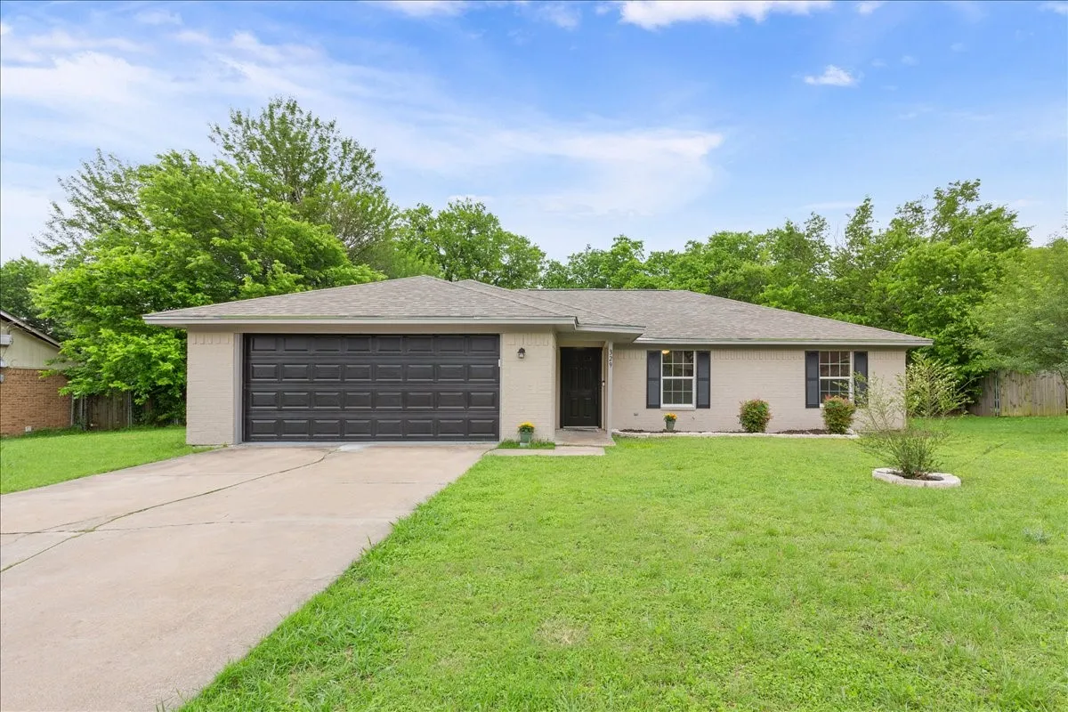Single Family Residence For Sale in Mc Lennan County , 329 Applewood Lane, Hewitt, Texas 76643, 3 Bedroom, 2 Bathroom, 1 Garage spaces, 1,488 Sqft, built in 1984, mls#21241456, Real Estate Agent in Hewitt, Homes For Sale in Mc Lennan county, Homes For Sale in Hewitt, Realtor in Hewitt Texas, Real Estate Brokerage Independent Realty Texas, Luminita Cordes Realtor