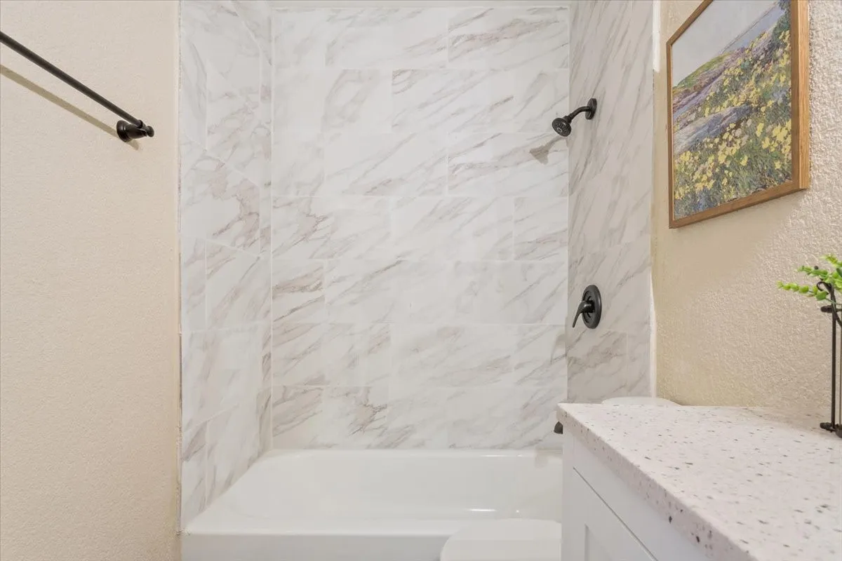 Single Family Residence For Sale in Mc Lennan County , 329 Applewood Lane, Hewitt, Texas 76643, 3 Bedroom, 2 Bathroom, 1 Garage spaces, 1,488 Sqft, built in 1984, mls#21241456, Real Estate Agent in Hewitt, Homes For Sale in Mc Lennan county, Homes For Sale in Hewitt, Realtor in Hewitt Texas, Real Estate Brokerage Independent Realty Texas, Luminita Cordes Realtor