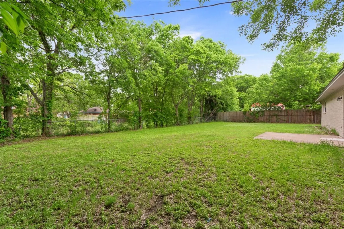 Single Family Residence For Sale in Mc Lennan County , 329 Applewood Lane, Hewitt, Texas 76643, 3 Bedroom, 2 Bathroom, 1 Garage spaces, 1,488 Sqft, built in 1984, mls#21241456, Real Estate Agent in Hewitt, Homes For Sale in Mc Lennan county, Homes For Sale in Hewitt, Realtor in Hewitt Texas, Real Estate Brokerage Independent Realty Texas, Luminita Cordes Realtor