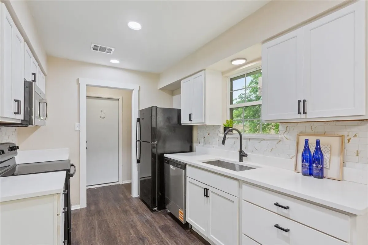 Single Family Residence For Sale in Mc Lennan County , 329 Applewood Lane, Hewitt, Texas 76643, 3 Bedroom, 2 Bathroom, 1 Garage spaces, 1,488 Sqft, built in 1984, mls#21241456, Real Estate Agent in Hewitt, Homes For Sale in Mc Lennan county, Homes For Sale in Hewitt, Realtor in Hewitt Texas, Real Estate Brokerage Independent Realty Texas, Luminita Cordes Realtor