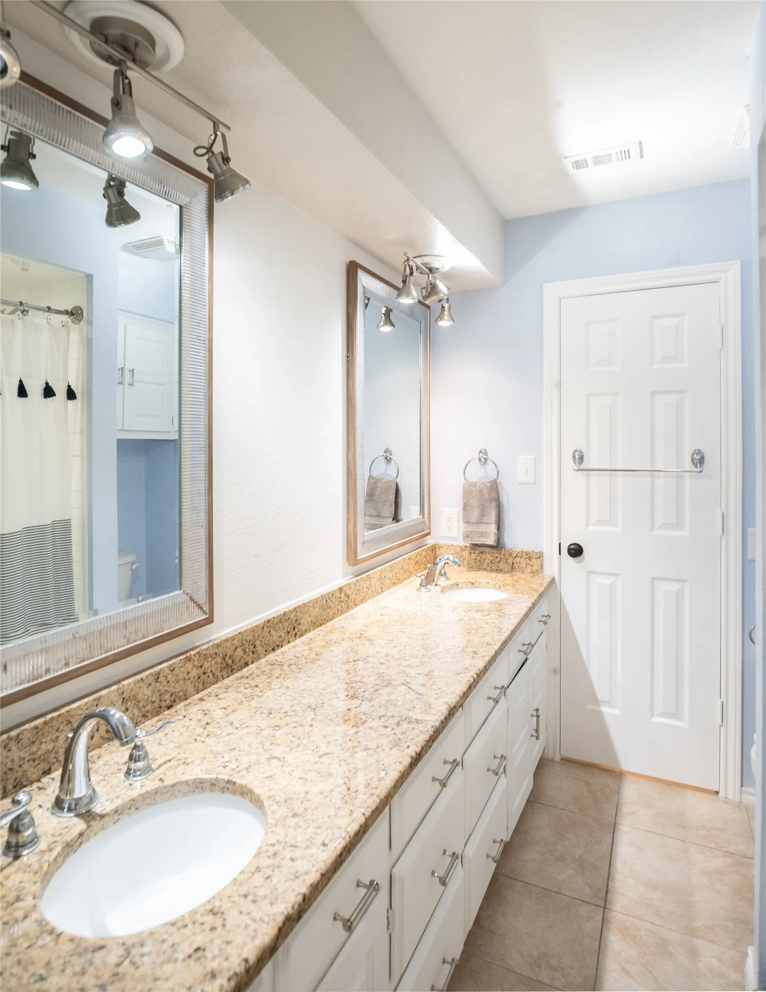 Single Family Residence For Sale in Collin County , 1451 Meandro Ria Lane, Fairview, Texas 75069, 3 Bedroom, 3 Bathroom, 2 Garage spaces, 2,890 Sqft, built in 1981, Preowned, mls#21233772, Real Estate Agent in Fairview, Homes For Sale in Collin county, Homes For Sale in Fairview, Realtor in Fairview Texas, Real Estate Brokerage Independent Realty Texas, Luminita Cordes Realtor