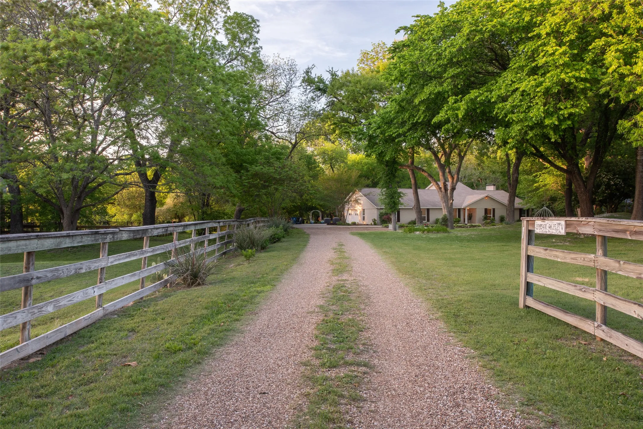 Single Family Residence For Sale in Collin County , 1451 Meandro Ria Lane, Fairview, Texas 75069, 3 Bedroom, 3 Bathroom, 2 Garage spaces, 2,890 Sqft, built in 1981, Preowned, mls#21233772, Real Estate Agent in Fairview, Homes For Sale in Collin county, Homes For Sale in Fairview, Realtor in Fairview Texas, Real Estate Brokerage Independent Realty Texas, Luminita Cordes Realtor