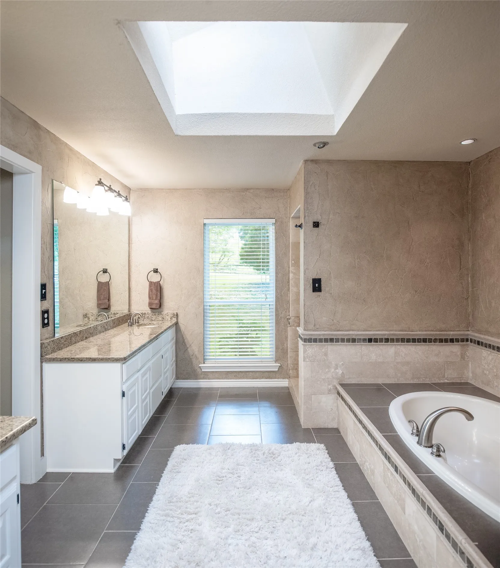 Single Family Residence For Sale in Collin County , 1451 Meandro Ria Lane, Fairview, Texas 75069, 3 Bedroom, 3 Bathroom, 2 Garage spaces, 2,890 Sqft, built in 1981, Preowned, mls#21233772, Real Estate Agent in Fairview, Homes For Sale in Collin county, Homes For Sale in Fairview, Realtor in Fairview Texas, Real Estate Brokerage Independent Realty Texas, Luminita Cordes Realtor