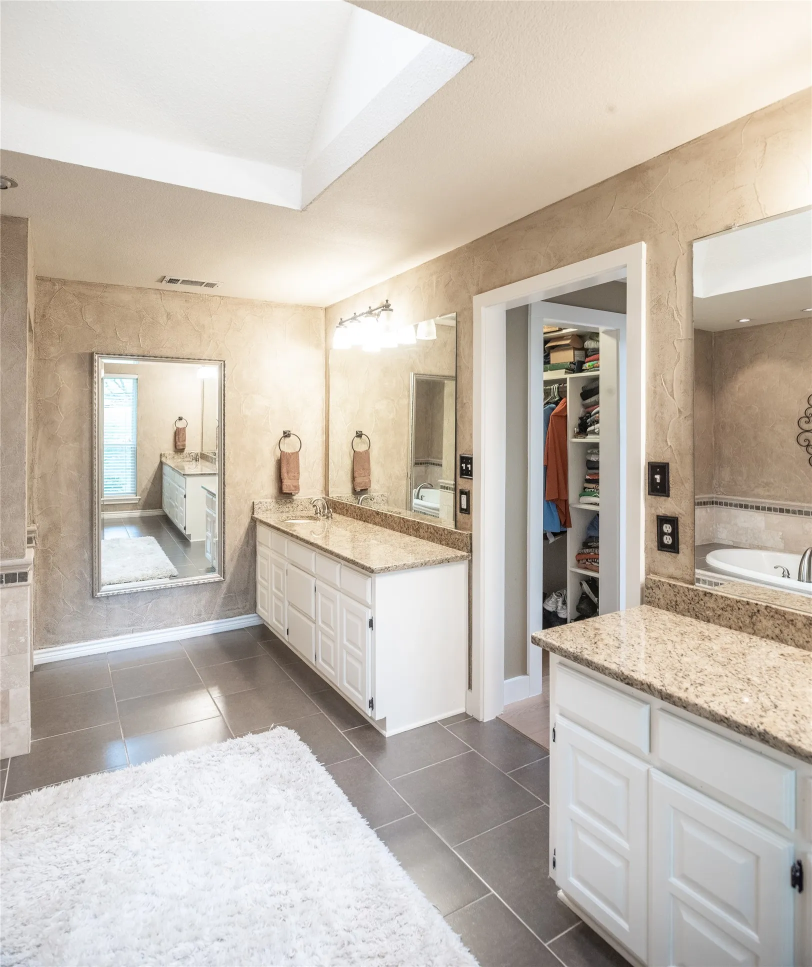 Single Family Residence For Sale in Collin County , 1451 Meandro Ria Lane, Fairview, Texas 75069, 3 Bedroom, 3 Bathroom, 2 Garage spaces, 2,890 Sqft, built in 1981, Preowned, mls#21233772, Real Estate Agent in Fairview, Homes For Sale in Collin county, Homes For Sale in Fairview, Realtor in Fairview Texas, Real Estate Brokerage Independent Realty Texas, Luminita Cordes Realtor
