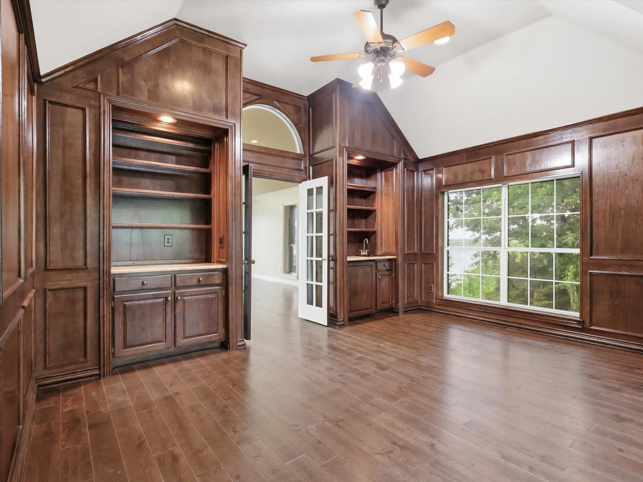 Single Family Residence For Sale in Tarrant County , 5815 Bay Club Drive, Arlington, Texas 76013, 5 Bedroom, 5 Bathroom, 3 Garage spaces, 4,634 Sqft, built in 1992, Preowned, mls#21236221, Real Estate Agent in Arlington, Homes For Sale in Tarrant county, Homes For Sale in Arlington, Realtor in Arlington Texas, Real Estate Brokerage Independent Realty Texas, Luminita Cordes Realtor