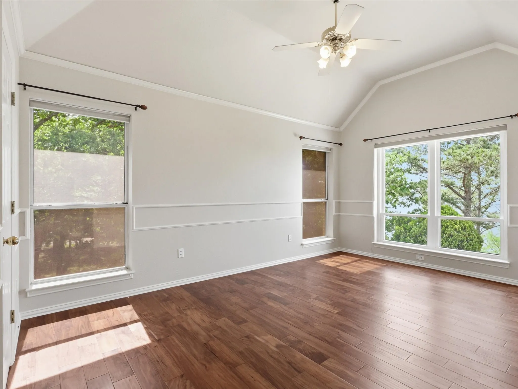 Single Family Residence For Sale in Tarrant County , 5815 Bay Club Drive, Arlington, Texas 76013, 5 Bedroom, 5 Bathroom, 3 Garage spaces, 4,634 Sqft, built in 1992, Preowned, mls#21236221, Real Estate Agent in Arlington, Homes For Sale in Tarrant county, Homes For Sale in Arlington, Realtor in Arlington Texas, Real Estate Brokerage Independent Realty Texas, Luminita Cordes Realtor