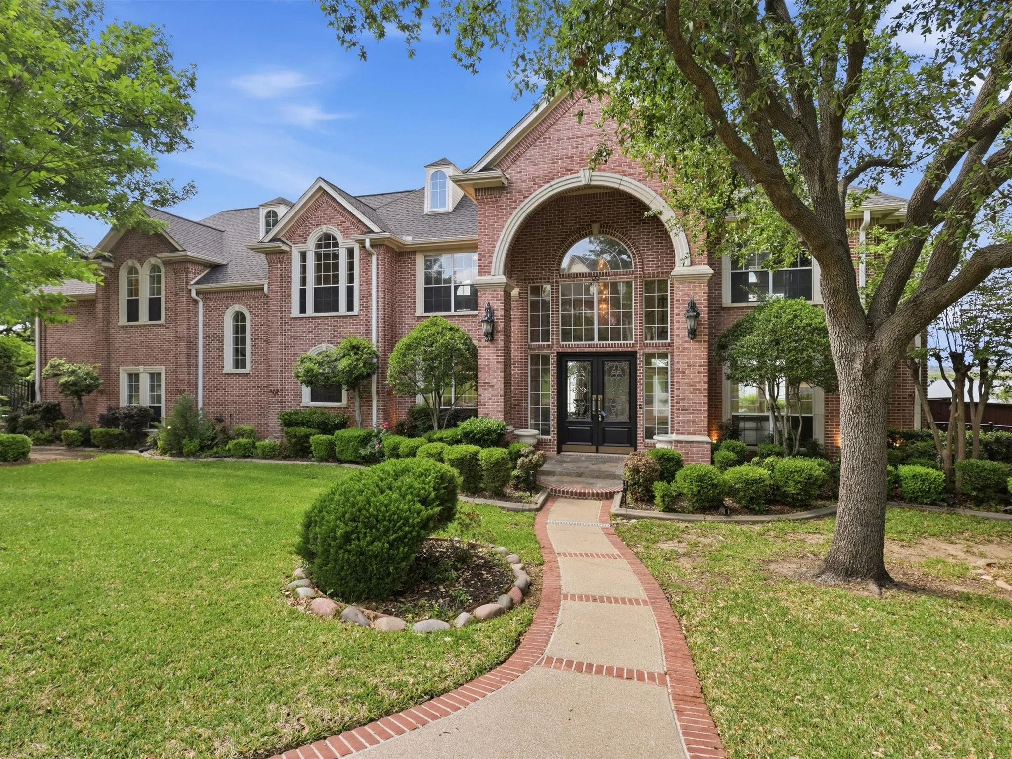Single Family Residence For Sale in Tarrant County , 5815 Bay Club Drive, Arlington, Texas 76013, 5 Bedroom, 5 Bathroom, 3 Garage spaces, 4,634 Sqft, built in 1992, Preowned, mls#21236221, Real Estate Agent in Arlington, Homes For Sale in Tarrant county, Homes For Sale in Arlington, Realtor in Arlington Texas, Real Estate Brokerage Independent Realty Texas, Luminita Cordes Realtor