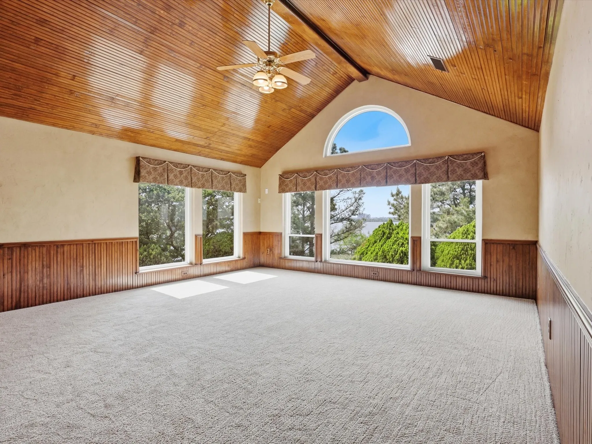 Single Family Residence For Sale in Tarrant County , 5815 Bay Club Drive, Arlington, Texas 76013, 5 Bedroom, 5 Bathroom, 3 Garage spaces, 4,634 Sqft, built in 1992, Preowned, mls#21236221, Real Estate Agent in Arlington, Homes For Sale in Tarrant county, Homes For Sale in Arlington, Realtor in Arlington Texas, Real Estate Brokerage Independent Realty Texas, Luminita Cordes Realtor