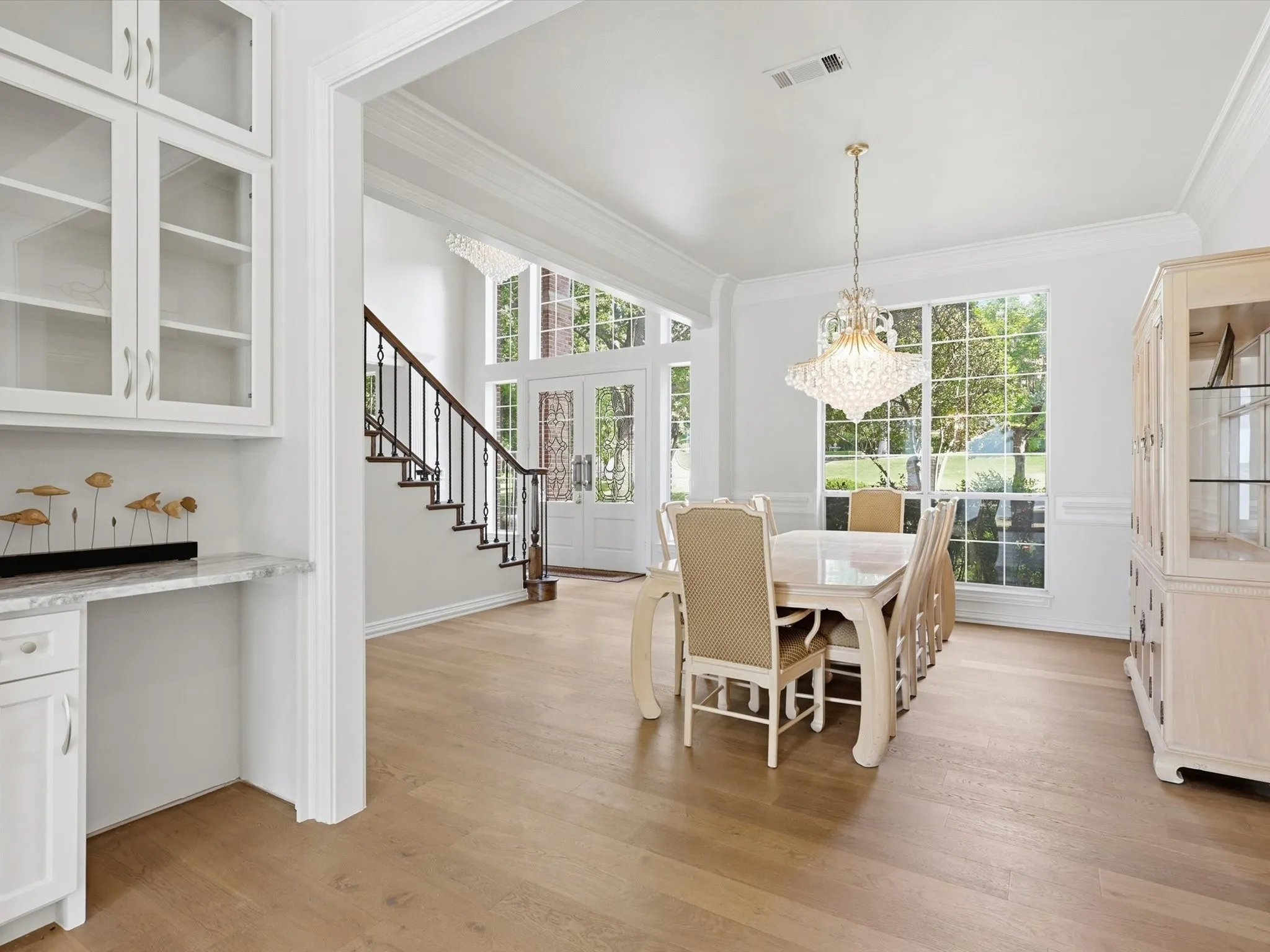 Single Family Residence For Sale in Tarrant County , 5815 Bay Club Drive, Arlington, Texas 76013, 5 Bedroom, 5 Bathroom, 3 Garage spaces, 4,634 Sqft, built in 1992, Preowned, mls#21236221, Real Estate Agent in Arlington, Homes For Sale in Tarrant county, Homes For Sale in Arlington, Realtor in Arlington Texas, Real Estate Brokerage Independent Realty Texas, Luminita Cordes Realtor