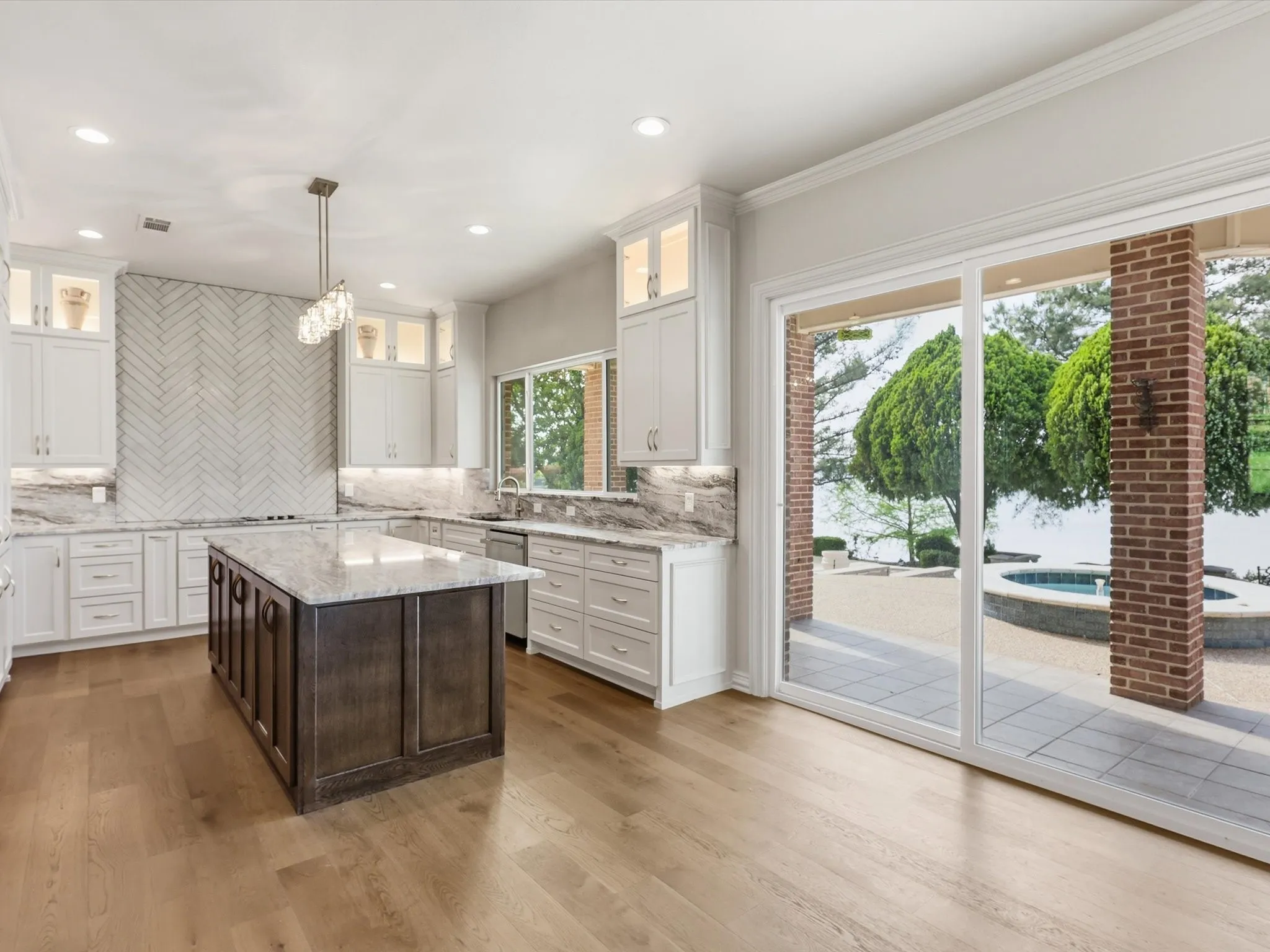 Single Family Residence For Sale in Tarrant County , 5815 Bay Club Drive, Arlington, Texas 76013, 5 Bedroom, 5 Bathroom, 3 Garage spaces, 4,634 Sqft, built in 1992, Preowned, mls#21236221, Real Estate Agent in Arlington, Homes For Sale in Tarrant county, Homes For Sale in Arlington, Realtor in Arlington Texas, Real Estate Brokerage Independent Realty Texas, Luminita Cordes Realtor
