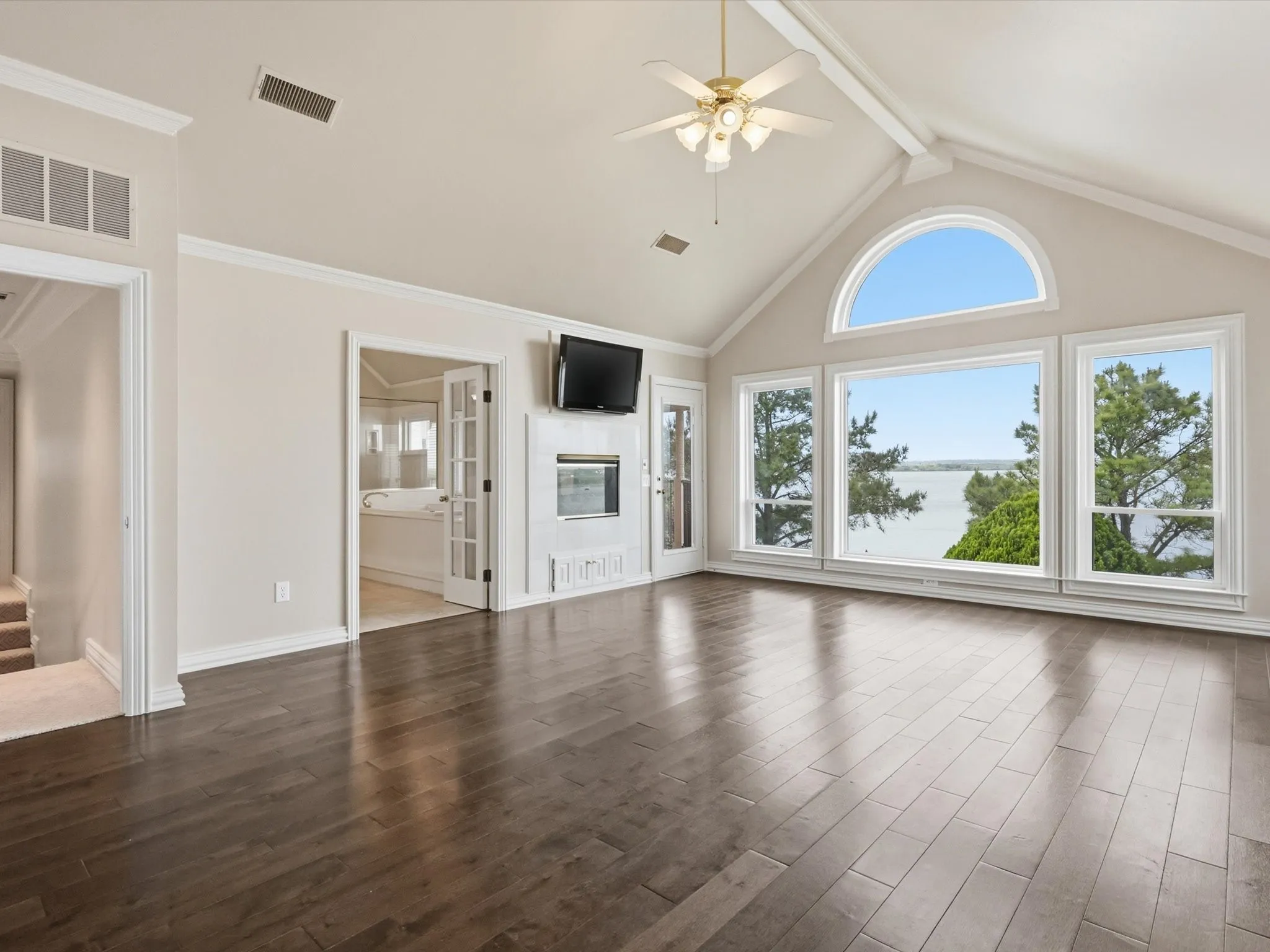 Single Family Residence For Sale in Tarrant County , 5815 Bay Club Drive, Arlington, Texas 76013, 5 Bedroom, 5 Bathroom, 3 Garage spaces, 4,634 Sqft, built in 1992, Preowned, mls#21236221, Real Estate Agent in Arlington, Homes For Sale in Tarrant county, Homes For Sale in Arlington, Realtor in Arlington Texas, Real Estate Brokerage Independent Realty Texas, Luminita Cordes Realtor