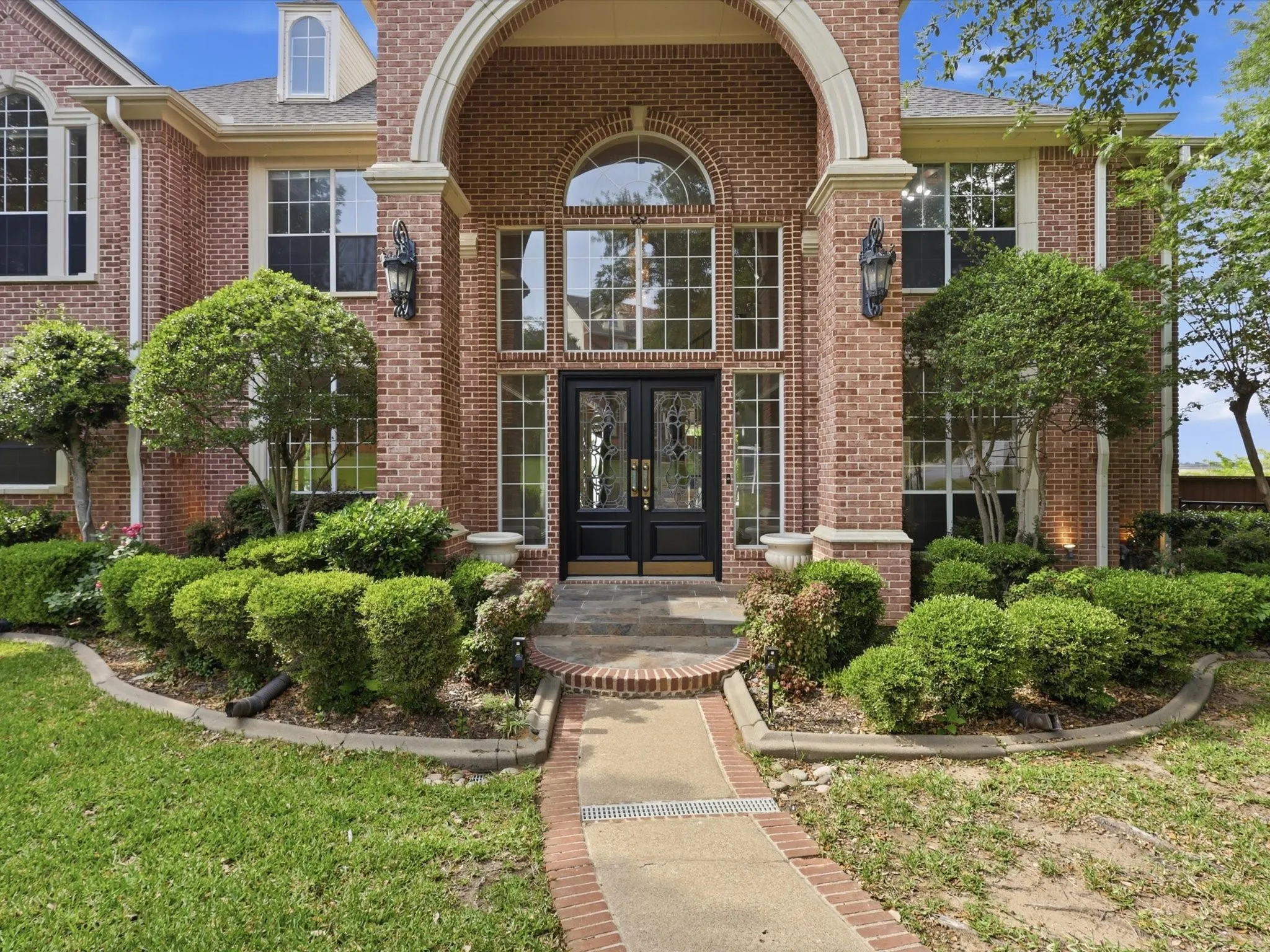 Single Family Residence For Sale in Tarrant County , 5815 Bay Club Drive, Arlington, Texas 76013, 5 Bedroom, 5 Bathroom, 3 Garage spaces, 4,634 Sqft, built in 1992, Preowned, mls#21236221, Real Estate Agent in Arlington, Homes For Sale in Tarrant county, Homes For Sale in Arlington, Realtor in Arlington Texas, Real Estate Brokerage Independent Realty Texas, Luminita Cordes Realtor