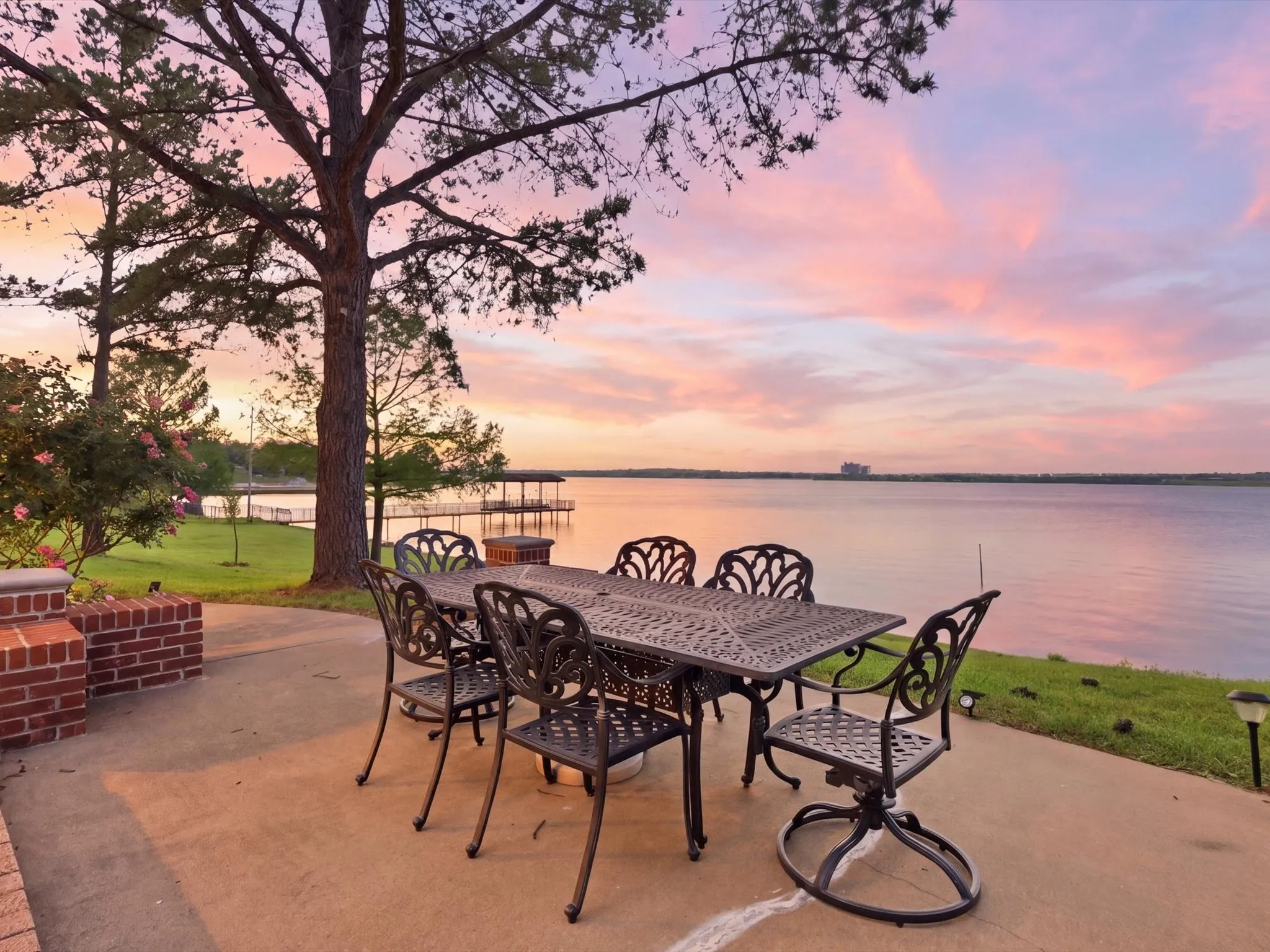 Single Family Residence For Sale in Tarrant County , 5815 Bay Club Drive, Arlington, Texas 76013, 5 Bedroom, 5 Bathroom, 3 Garage spaces, 4,634 Sqft, built in 1992, Preowned, mls#21236221, Real Estate Agent in Arlington, Homes For Sale in Tarrant county, Homes For Sale in Arlington, Realtor in Arlington Texas, Real Estate Brokerage Independent Realty Texas, Luminita Cordes Realtor