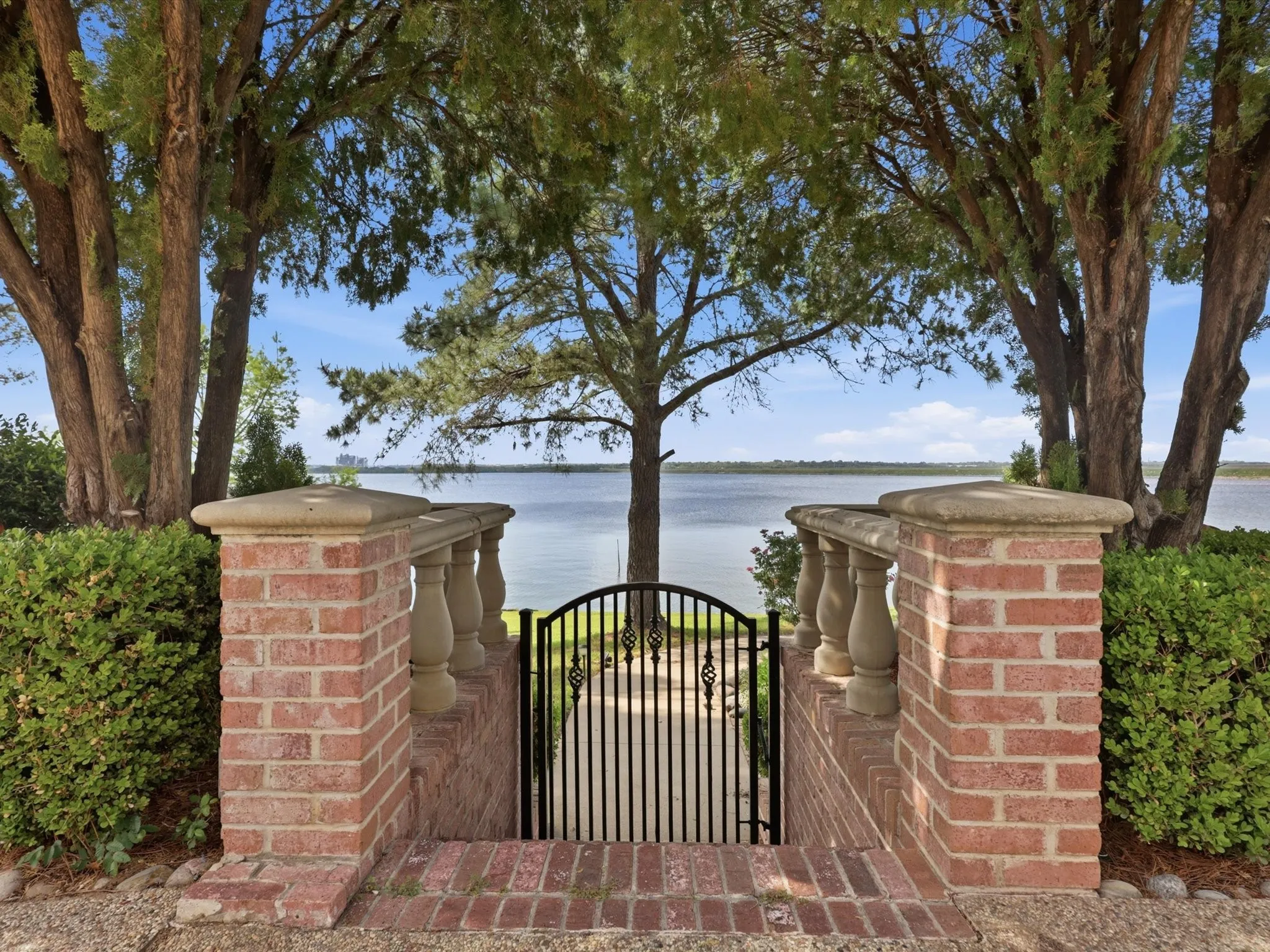 Single Family Residence For Sale in Tarrant County , 5815 Bay Club Drive, Arlington, Texas 76013, 5 Bedroom, 5 Bathroom, 3 Garage spaces, 4,634 Sqft, built in 1992, Preowned, mls#21236221, Real Estate Agent in Arlington, Homes For Sale in Tarrant county, Homes For Sale in Arlington, Realtor in Arlington Texas, Real Estate Brokerage Independent Realty Texas, Luminita Cordes Realtor