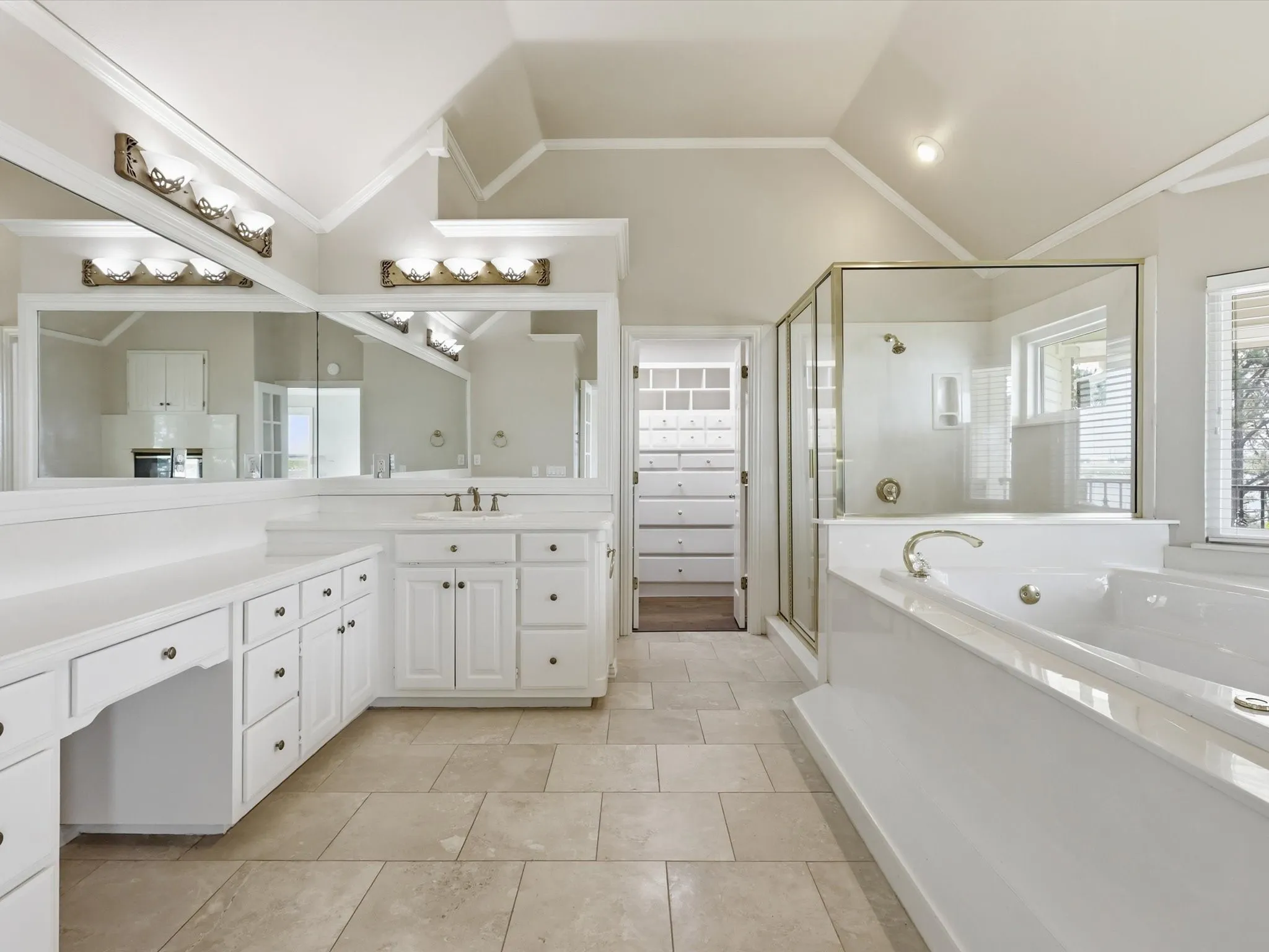 Single Family Residence For Sale in Tarrant County , 5815 Bay Club Drive, Arlington, Texas 76013, 5 Bedroom, 5 Bathroom, 3 Garage spaces, 4,634 Sqft, built in 1992, Preowned, mls#21236221, Real Estate Agent in Arlington, Homes For Sale in Tarrant county, Homes For Sale in Arlington, Realtor in Arlington Texas, Real Estate Brokerage Independent Realty Texas, Luminita Cordes Realtor