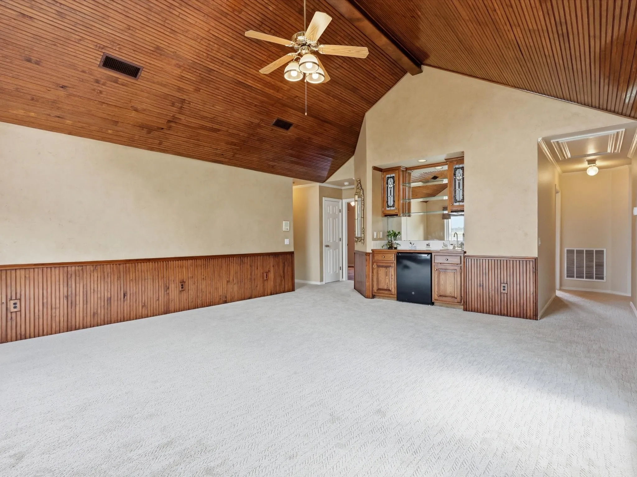 Single Family Residence For Sale in Tarrant County , 5815 Bay Club Drive, Arlington, Texas 76013, 5 Bedroom, 5 Bathroom, 3 Garage spaces, 4,634 Sqft, built in 1992, Preowned, mls#21236221, Real Estate Agent in Arlington, Homes For Sale in Tarrant county, Homes For Sale in Arlington, Realtor in Arlington Texas, Real Estate Brokerage Independent Realty Texas, Luminita Cordes Realtor