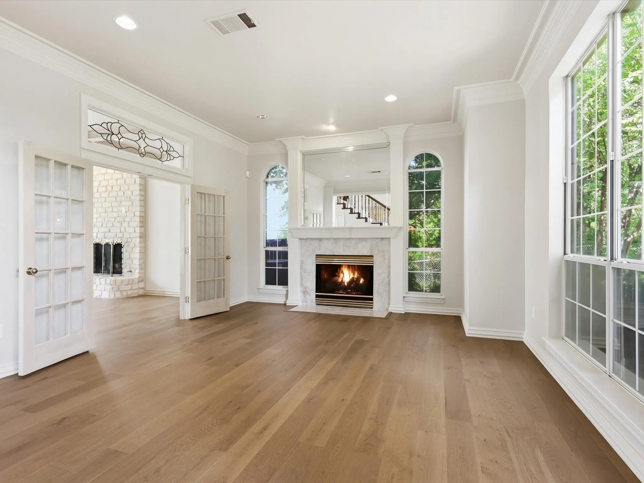 Single Family Residence For Sale in Tarrant County , 5815 Bay Club Drive, Arlington, Texas 76013, 5 Bedroom, 5 Bathroom, 3 Garage spaces, 4,634 Sqft, built in 1992, Preowned, mls#21236221, Real Estate Agent in Arlington, Homes For Sale in Tarrant county, Homes For Sale in Arlington, Realtor in Arlington Texas, Real Estate Brokerage Independent Realty Texas, Luminita Cordes Realtor