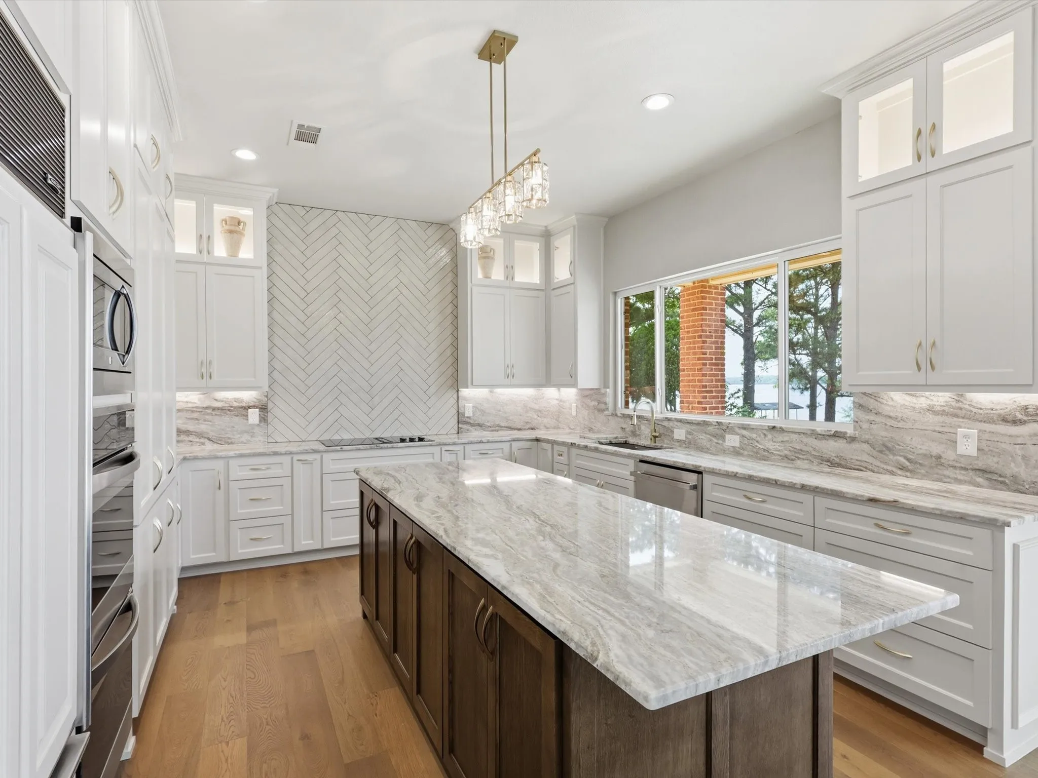 Single Family Residence For Sale in Tarrant County , 5815 Bay Club Drive, Arlington, Texas 76013, 5 Bedroom, 5 Bathroom, 3 Garage spaces, 4,634 Sqft, built in 1992, Preowned, mls#21236221, Real Estate Agent in Arlington, Homes For Sale in Tarrant county, Homes For Sale in Arlington, Realtor in Arlington Texas, Real Estate Brokerage Independent Realty Texas, Luminita Cordes Realtor