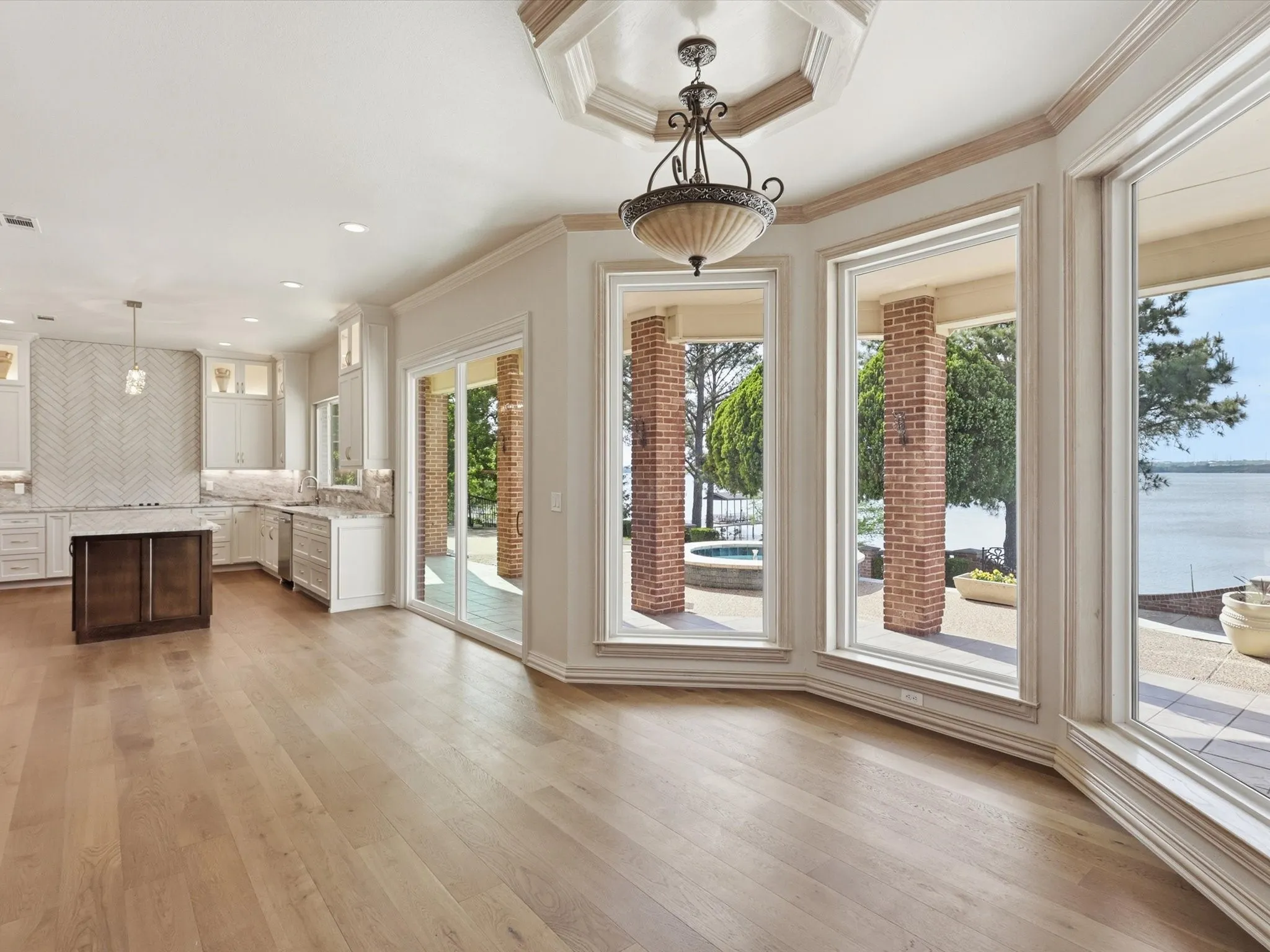 Single Family Residence For Sale in Tarrant County , 5815 Bay Club Drive, Arlington, Texas 76013, 5 Bedroom, 5 Bathroom, 3 Garage spaces, 4,634 Sqft, built in 1992, Preowned, mls#21236221, Real Estate Agent in Arlington, Homes For Sale in Tarrant county, Homes For Sale in Arlington, Realtor in Arlington Texas, Real Estate Brokerage Independent Realty Texas, Luminita Cordes Realtor