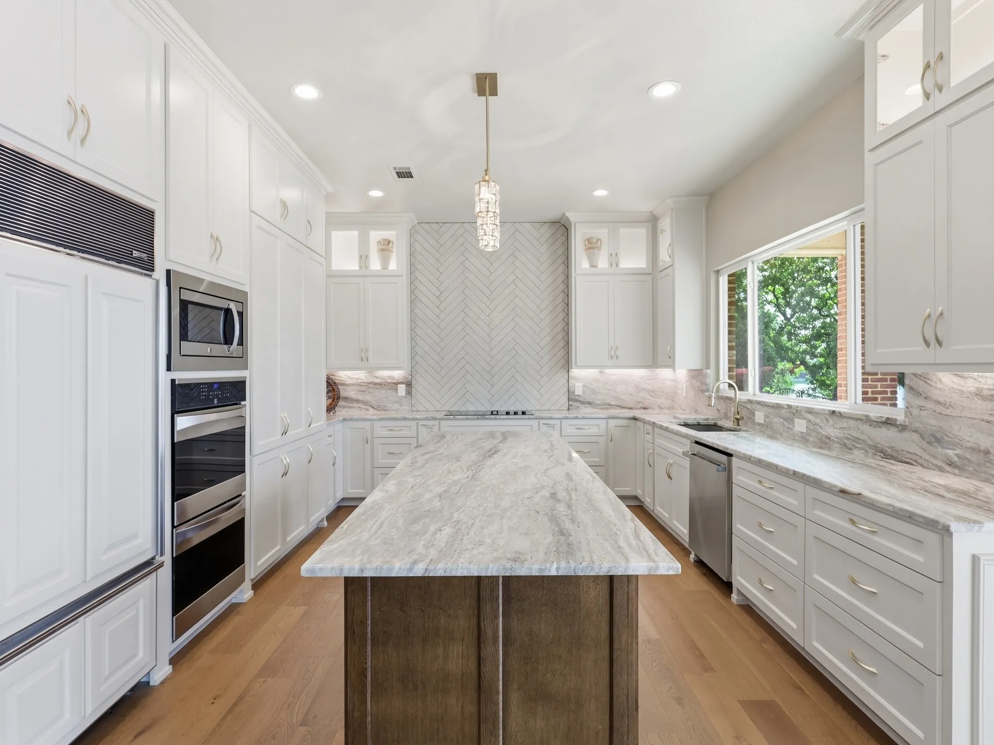 Single Family Residence For Sale in Tarrant County , 5815 Bay Club Drive, Arlington, Texas 76013, 5 Bedroom, 5 Bathroom, 3 Garage spaces, 4,634 Sqft, built in 1992, Preowned, mls#21236221, Real Estate Agent in Arlington, Homes For Sale in Tarrant county, Homes For Sale in Arlington, Realtor in Arlington Texas, Real Estate Brokerage Independent Realty Texas, Luminita Cordes Realtor