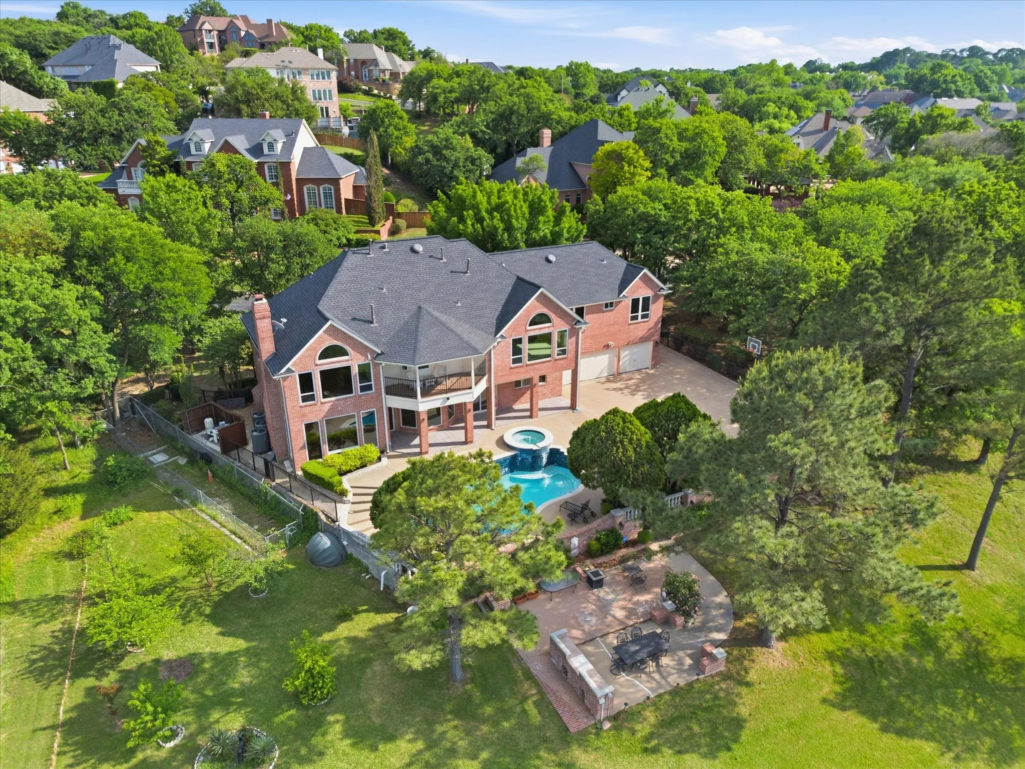 Single Family Residence For Sale in Tarrant County , 5815 Bay Club Drive, Arlington, Texas 76013, 5 Bedroom, 5 Bathroom, 3 Garage spaces, 4,634 Sqft, built in 1992, Preowned, mls#21236221, Real Estate Agent in Arlington, Homes For Sale in Tarrant county, Homes For Sale in Arlington, Realtor in Arlington Texas, Real Estate Brokerage Independent Realty Texas, Luminita Cordes Realtor