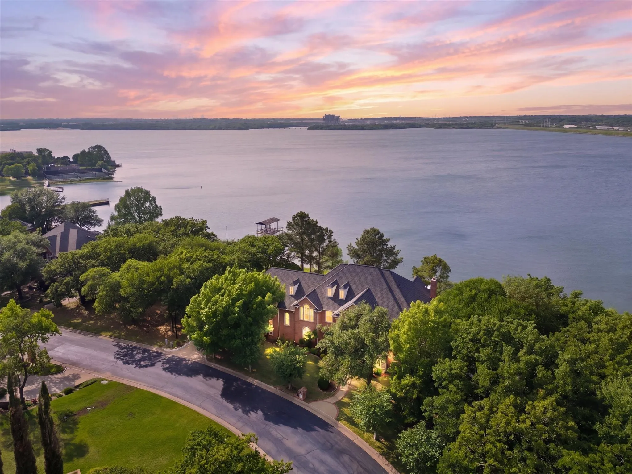 Single Family Residence For Sale in Tarrant County , 5815 Bay Club Drive, Arlington, Texas 76013, 5 Bedroom, 5 Bathroom, 3 Garage spaces, 4,634 Sqft, built in 1992, Preowned, mls#21236221, Real Estate Agent in Arlington, Homes For Sale in Tarrant county, Homes For Sale in Arlington, Realtor in Arlington Texas, Real Estate Brokerage Independent Realty Texas, Luminita Cordes Realtor