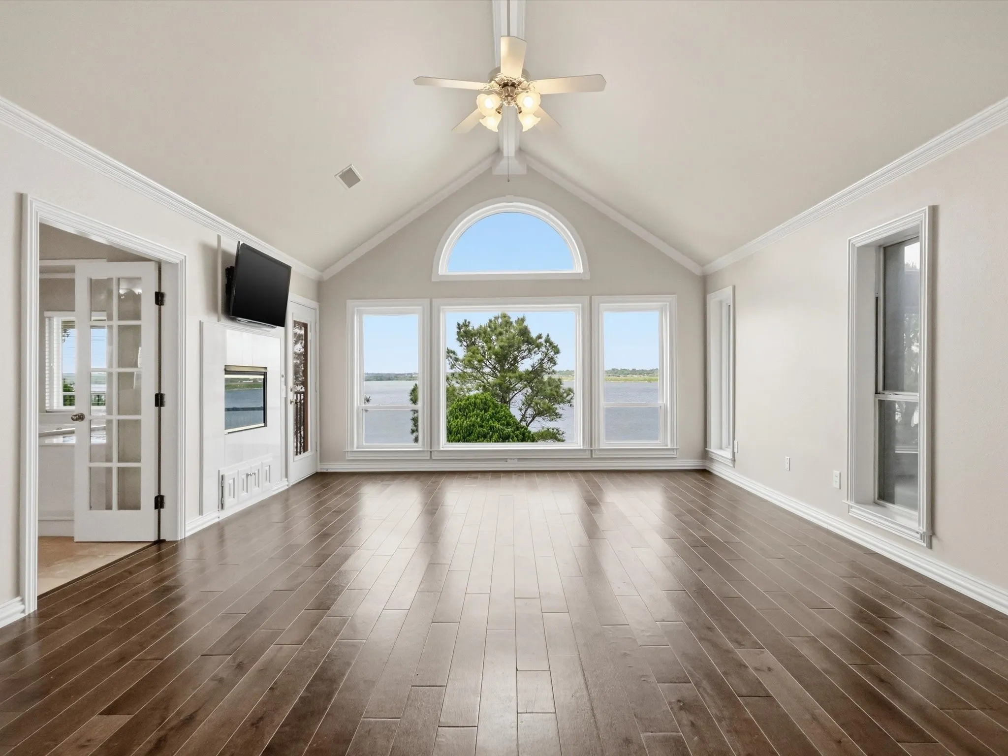 Single Family Residence For Sale in Tarrant County , 5815 Bay Club Drive, Arlington, Texas 76013, 5 Bedroom, 5 Bathroom, 3 Garage spaces, 4,634 Sqft, built in 1992, Preowned, mls#21236221, Real Estate Agent in Arlington, Homes For Sale in Tarrant county, Homes For Sale in Arlington, Realtor in Arlington Texas, Real Estate Brokerage Independent Realty Texas, Luminita Cordes Realtor