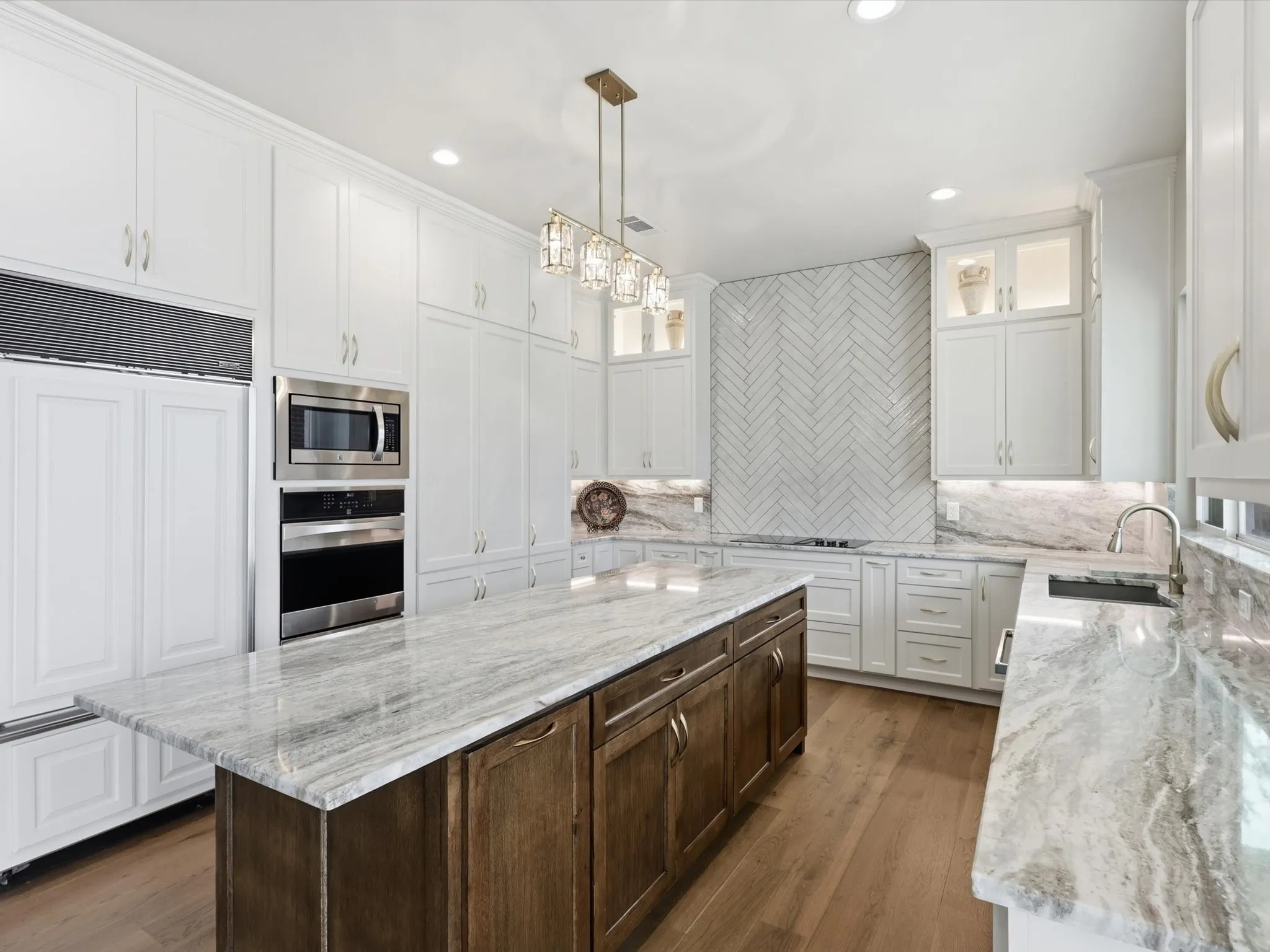 Single Family Residence For Sale in Tarrant County , 5815 Bay Club Drive, Arlington, Texas 76013, 5 Bedroom, 5 Bathroom, 3 Garage spaces, 4,634 Sqft, built in 1992, Preowned, mls#21236221, Real Estate Agent in Arlington, Homes For Sale in Tarrant county, Homes For Sale in Arlington, Realtor in Arlington Texas, Real Estate Brokerage Independent Realty Texas, Luminita Cordes Realtor
