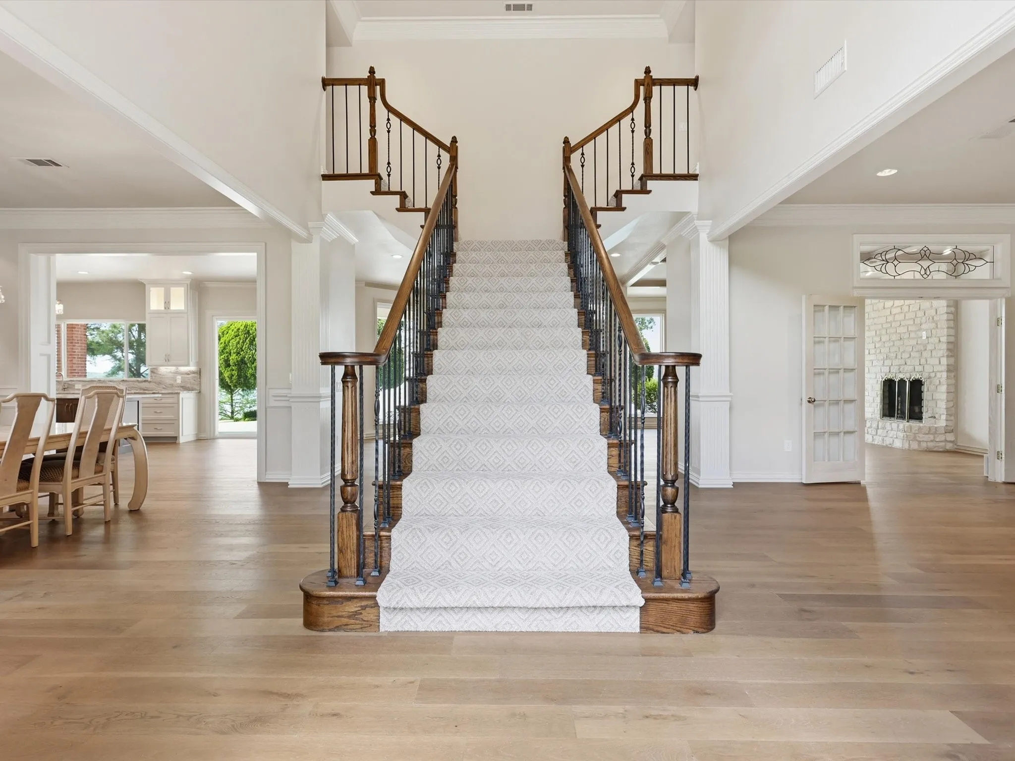 Single Family Residence For Sale in Tarrant County , 5815 Bay Club Drive, Arlington, Texas 76013, 5 Bedroom, 5 Bathroom, 3 Garage spaces, 4,634 Sqft, built in 1992, Preowned, mls#21236221, Real Estate Agent in Arlington, Homes For Sale in Tarrant county, Homes For Sale in Arlington, Realtor in Arlington Texas, Real Estate Brokerage Independent Realty Texas, Luminita Cordes Realtor
