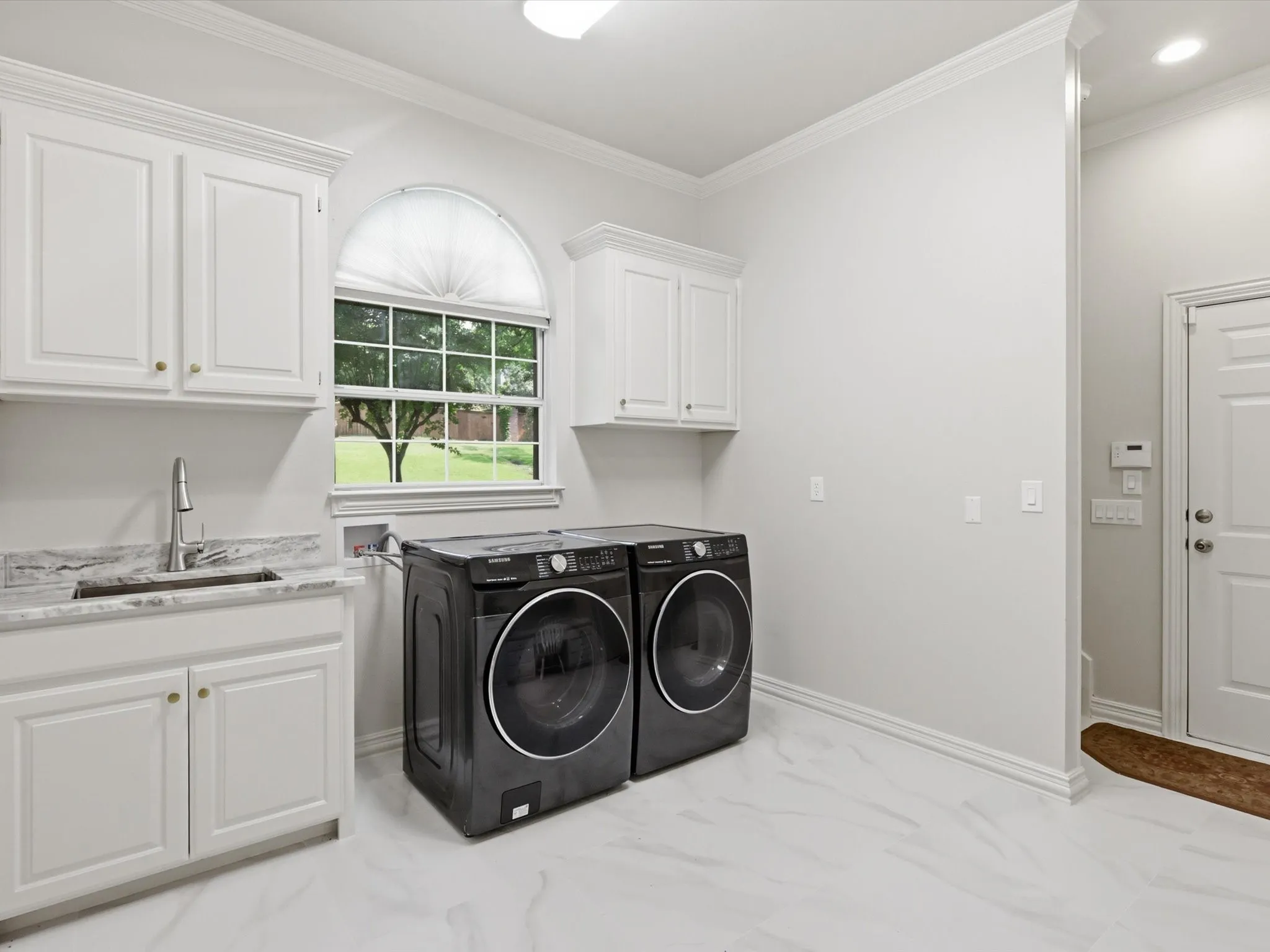 Single Family Residence For Sale in Tarrant County , 5815 Bay Club Drive, Arlington, Texas 76013, 5 Bedroom, 5 Bathroom, 3 Garage spaces, 4,634 Sqft, built in 1992, Preowned, mls#21236221, Real Estate Agent in Arlington, Homes For Sale in Tarrant county, Homes For Sale in Arlington, Realtor in Arlington Texas, Real Estate Brokerage Independent Realty Texas, Luminita Cordes Realtor