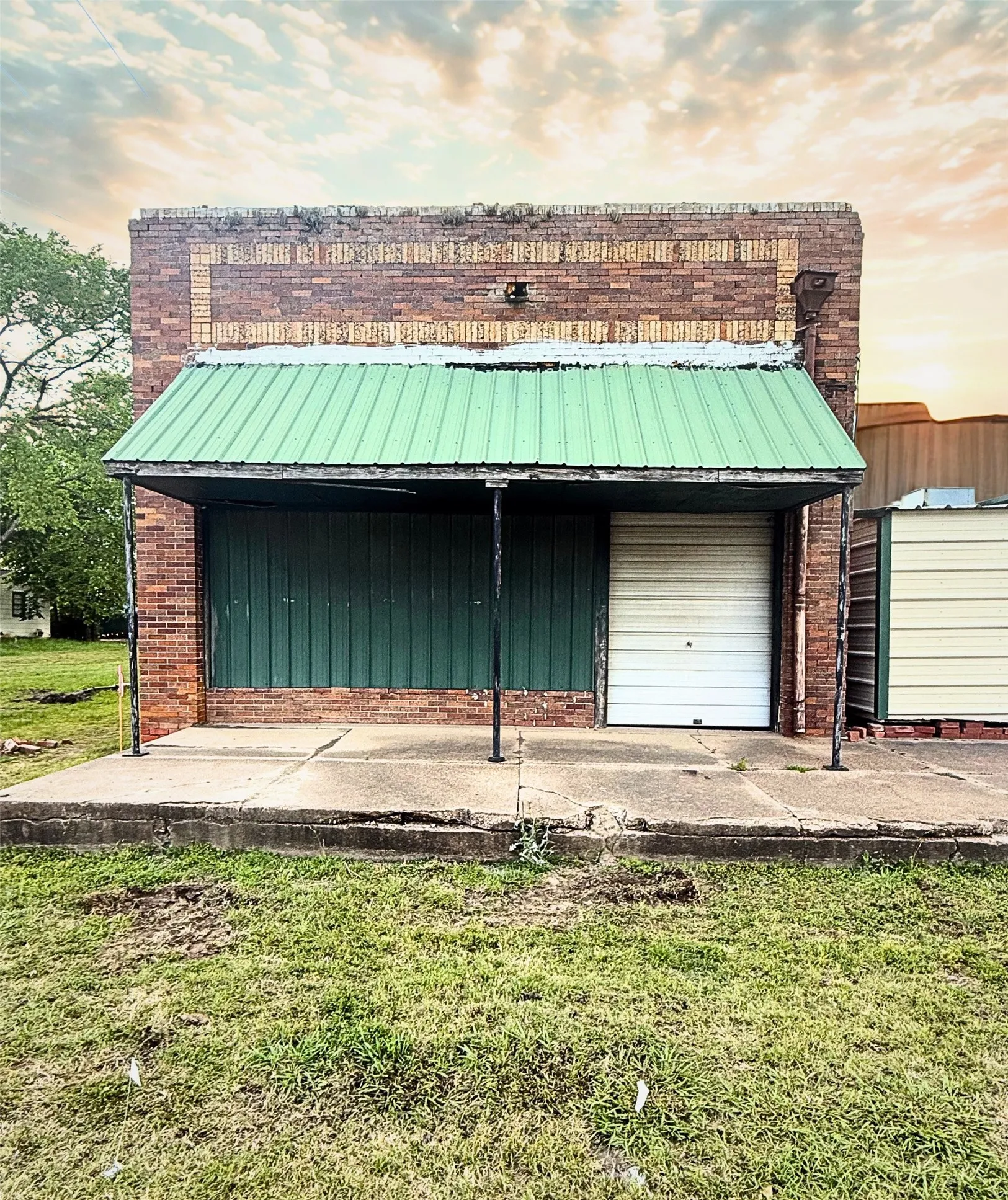 Warehouse For Sale in Navarro County , 120 3rd Street, Kerens, Texas 75144, 0, 0, Garage spaces, 0 Sqft, built in 1900, Preowned, mls#21241542, Real Estate Agent in Kerens, Homes For Sale in Navarro county, Homes For Sale in Kerens, Realtor in Kerens Texas, Real Estate Brokerage Independent Realty Texas, Luminita Cordes Realtor
