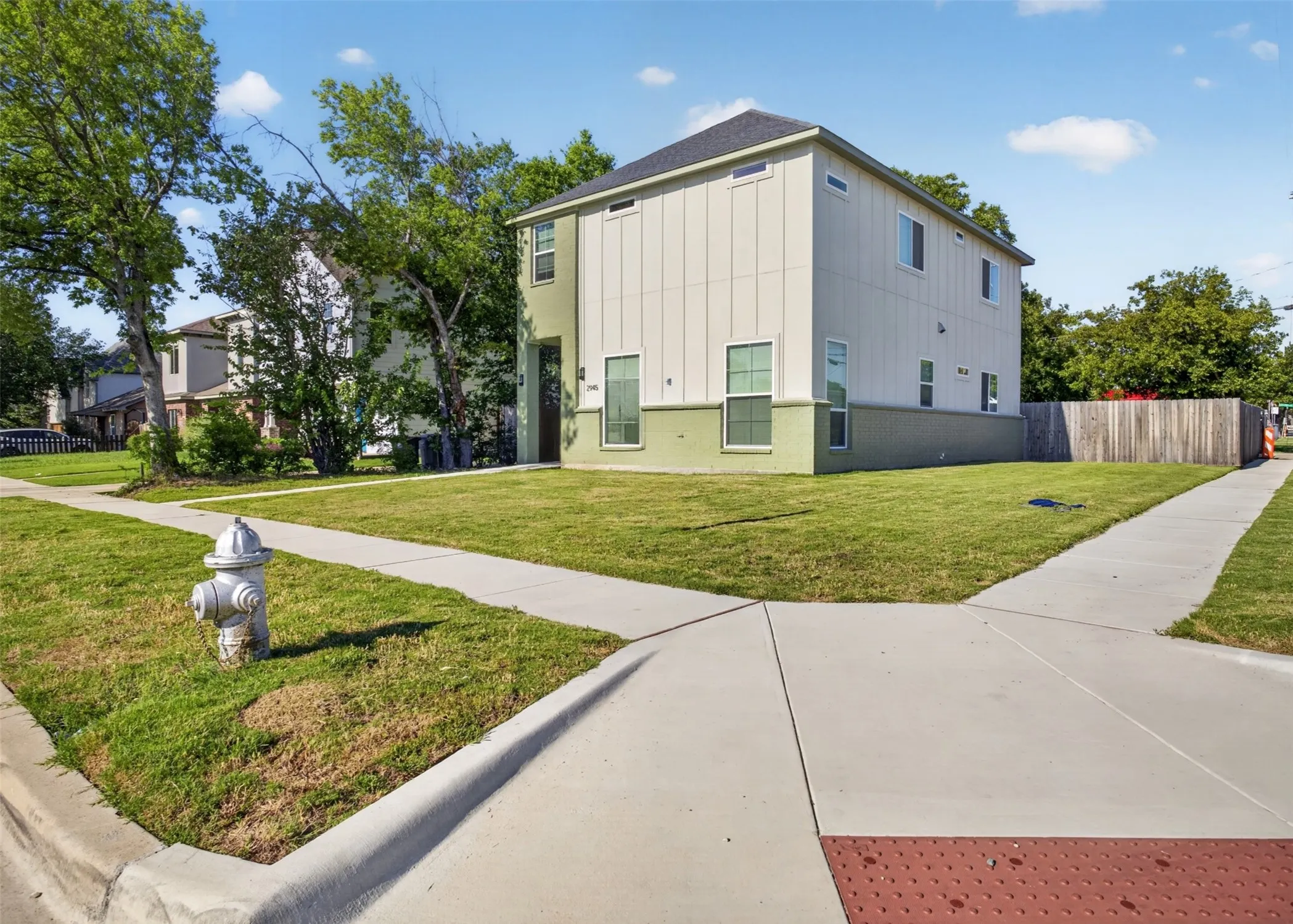 Single Family Residence For Sale in Tarrant County , 2945 Gordon Avenue, Fort Worth, Texas 76110, 5 Bedroom, 6 Bathroom, Garage spaces, 2,432 Sqft, built in 2024, mls#21241609, Real Estate Agent in Fort Worth, Homes For Sale in Tarrant county, Homes For Sale in Fort Worth, Realtor in Fort Worth Texas, Real Estate Brokerage Independent Realty Texas, Luminita Cordes Realtor