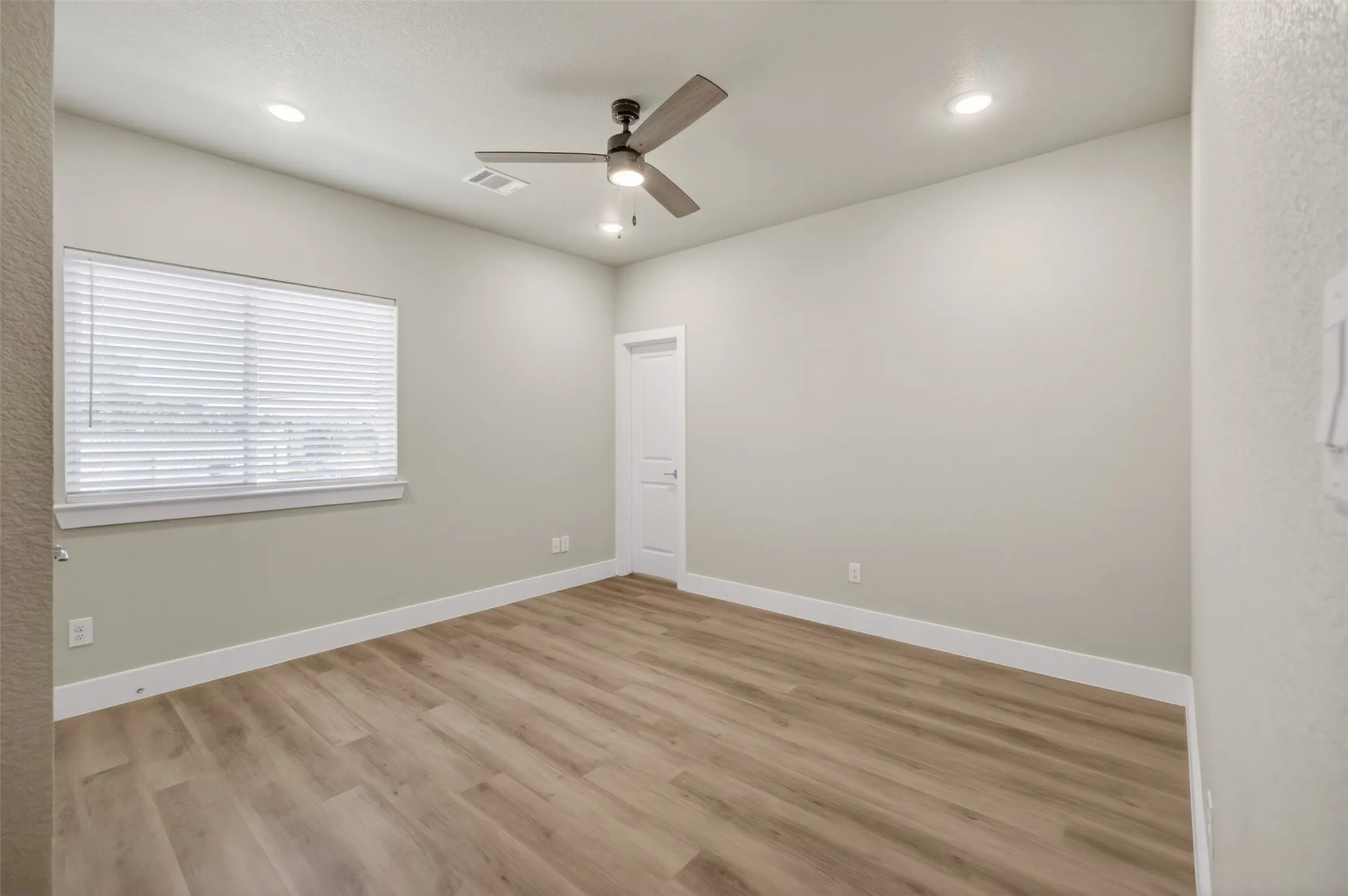 Single Family Residence For Sale in Tarrant County , 2945 Gordon Avenue, Fort Worth, Texas 76110, 5 Bedroom, 6 Bathroom, Garage spaces, 2,432 Sqft, built in 2024, mls#21241609, Real Estate Agent in Fort Worth, Homes For Sale in Tarrant county, Homes For Sale in Fort Worth, Realtor in Fort Worth Texas, Real Estate Brokerage Independent Realty Texas, Luminita Cordes Realtor