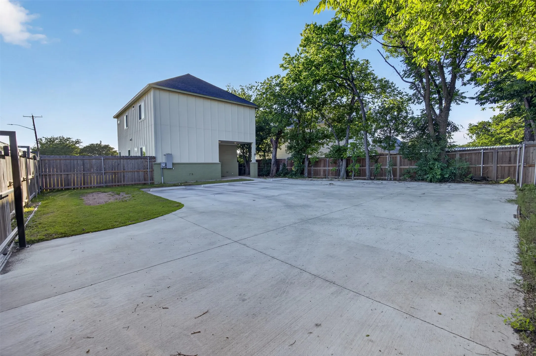 Single Family Residence For Sale in Tarrant County , 2945 Gordon Avenue, Fort Worth, Texas 76110, 5 Bedroom, 6 Bathroom, Garage spaces, 2,432 Sqft, built in 2024, mls#21241609, Real Estate Agent in Fort Worth, Homes For Sale in Tarrant county, Homes For Sale in Fort Worth, Realtor in Fort Worth Texas, Real Estate Brokerage Independent Realty Texas, Luminita Cordes Realtor