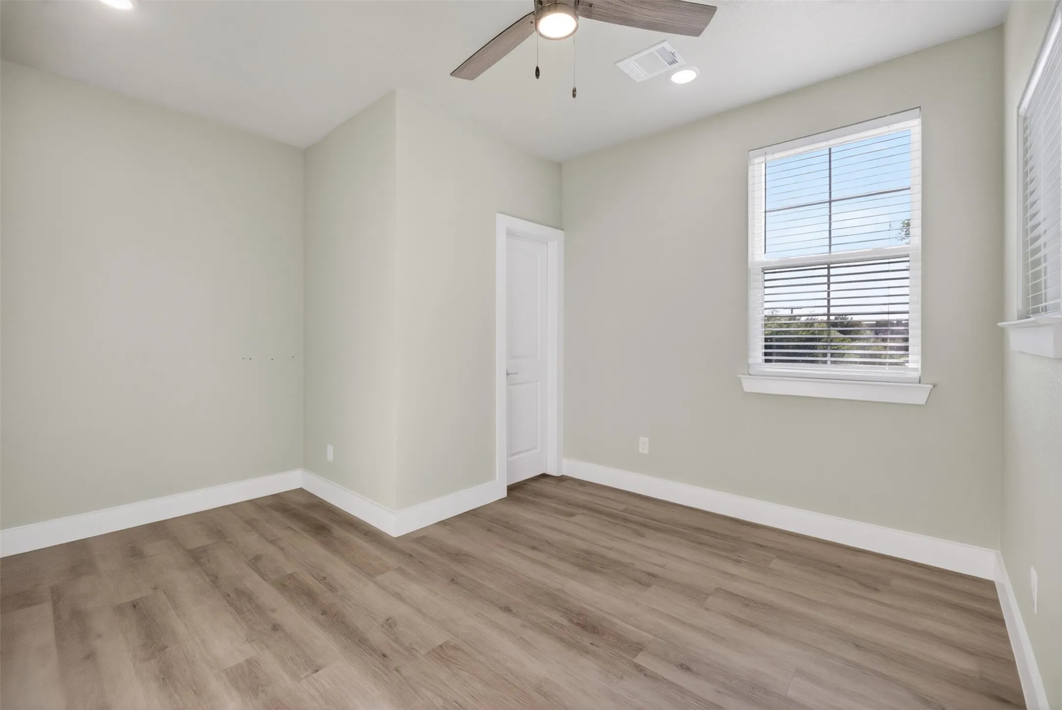 Single Family Residence For Sale in Tarrant County , 2945 Gordon Avenue, Fort Worth, Texas 76110, 5 Bedroom, 6 Bathroom, Garage spaces, 2,432 Sqft, built in 2024, mls#21241609, Real Estate Agent in Fort Worth, Homes For Sale in Tarrant county, Homes For Sale in Fort Worth, Realtor in Fort Worth Texas, Real Estate Brokerage Independent Realty Texas, Luminita Cordes Realtor