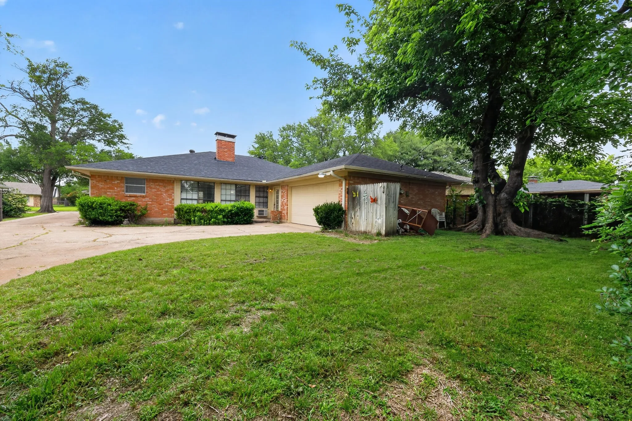 Single Family Residence For Sale in Grayson County , 1616 W Shields Drive, Sherman, Texas 75092, 3 Bedroom, 2 Bathroom, 2 Garage spaces, 1,940 Sqft, built in 1964, mls#21127135, Real Estate Agent in Sherman, Homes For Sale in Grayson county, Homes For Sale in Sherman, Realtor in Sherman Texas, Real Estate Brokerage Independent Realty Texas, Luminita Cordes Realtor