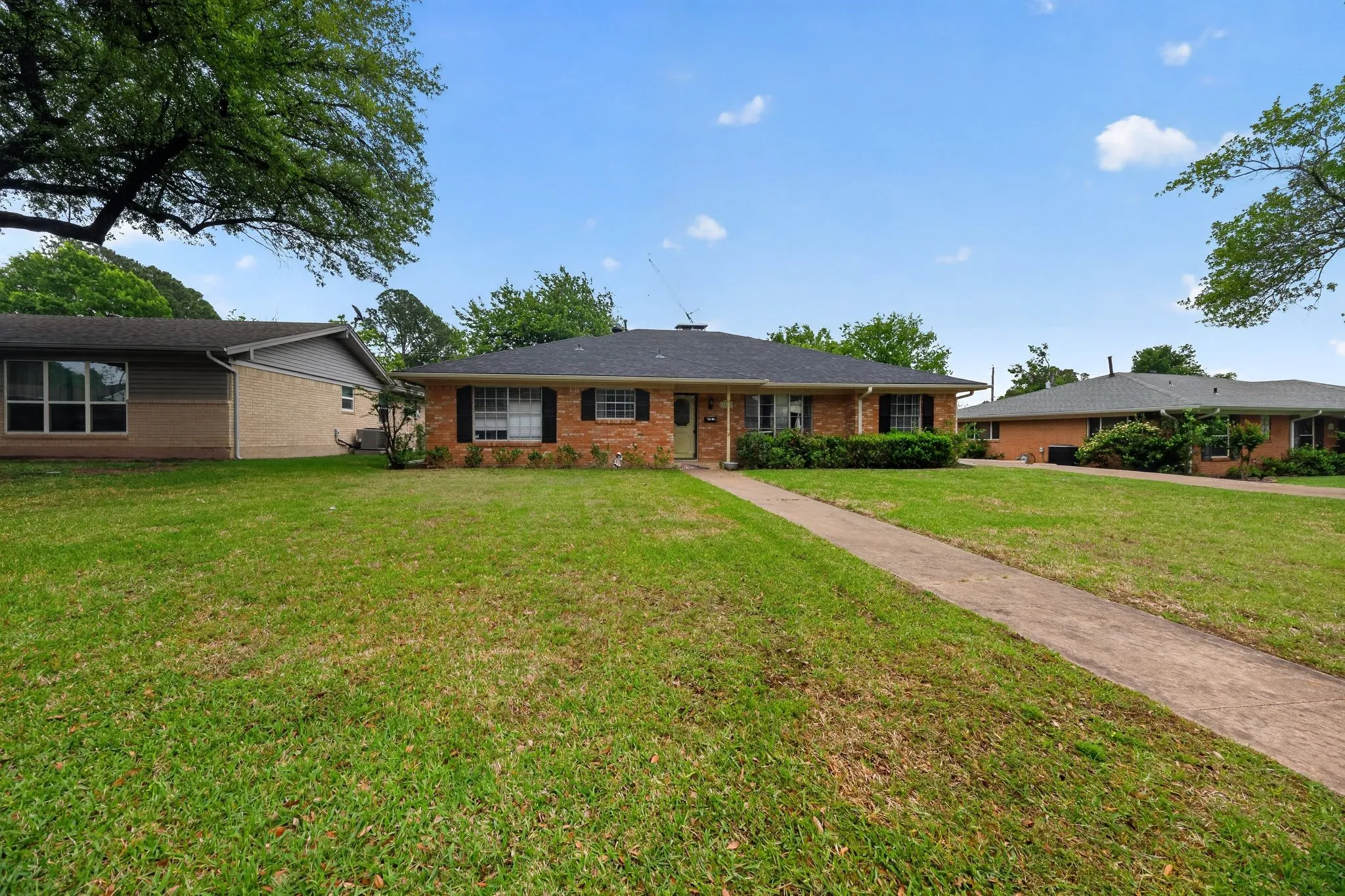 Single Family Residence For Sale in Grayson County , 1616 W Shields Drive, Sherman, Texas 75092, 3 Bedroom, 2 Bathroom, 2 Garage spaces, 1,940 Sqft, built in 1964, mls#21127135, Real Estate Agent in Sherman, Homes For Sale in Grayson county, Homes For Sale in Sherman, Realtor in Sherman Texas, Real Estate Brokerage Independent Realty Texas, Luminita Cordes Realtor