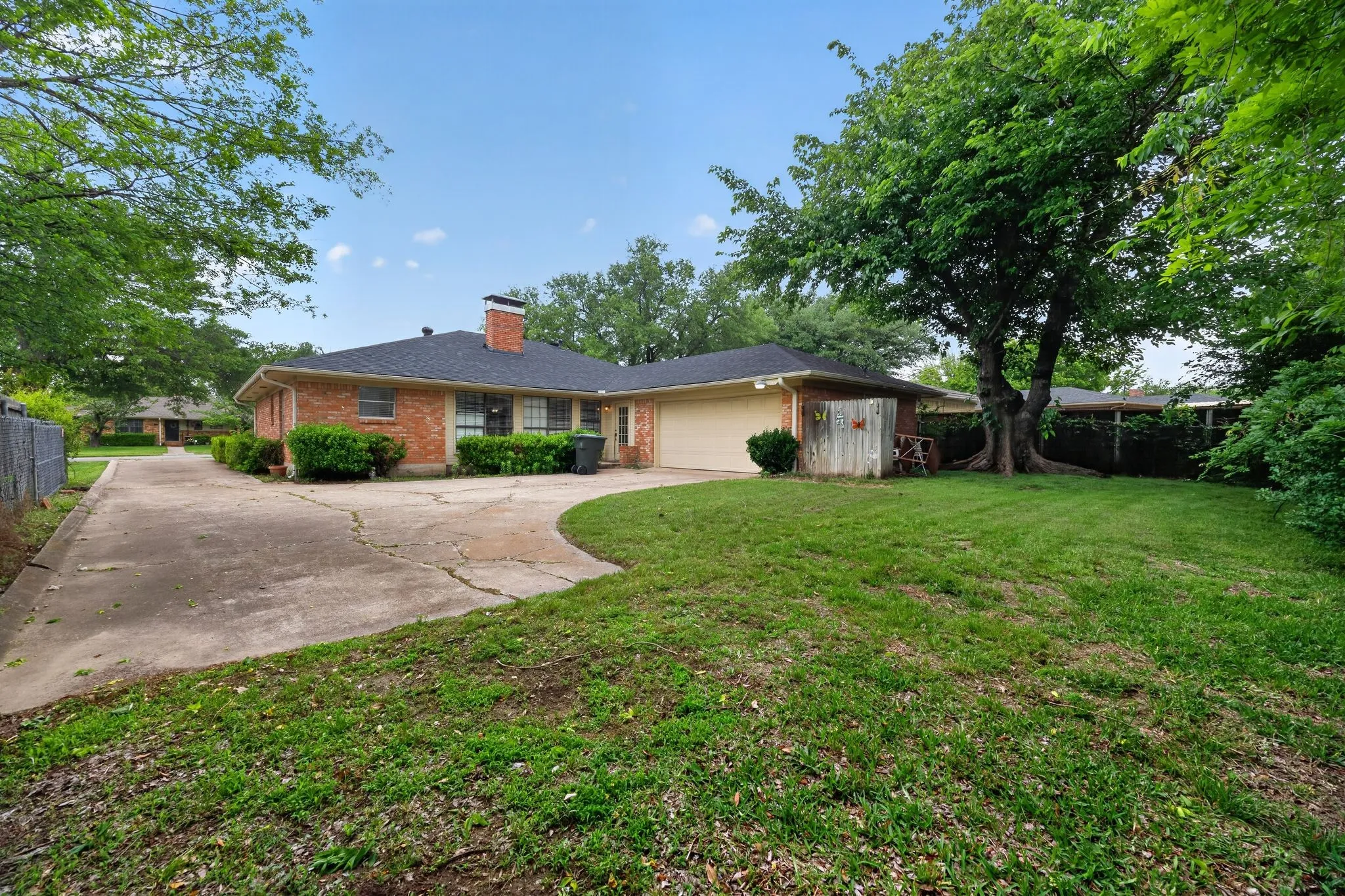 Single Family Residence For Sale in Grayson County , 1616 W Shields Drive, Sherman, Texas 75092, 3 Bedroom, 2 Bathroom, 2 Garage spaces, 1,940 Sqft, built in 1964, mls#21127135, Real Estate Agent in Sherman, Homes For Sale in Grayson county, Homes For Sale in Sherman, Realtor in Sherman Texas, Real Estate Brokerage Independent Realty Texas, Luminita Cordes Realtor