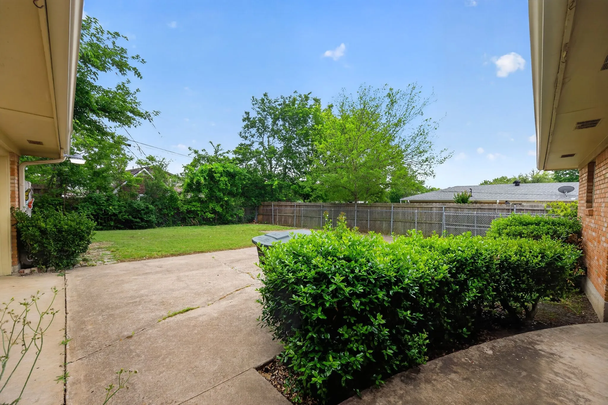 Single Family Residence For Sale in Grayson County , 1616 W Shields Drive, Sherman, Texas 75092, 3 Bedroom, 2 Bathroom, 2 Garage spaces, 1,940 Sqft, built in 1964, mls#21127135, Real Estate Agent in Sherman, Homes For Sale in Grayson county, Homes For Sale in Sherman, Realtor in Sherman Texas, Real Estate Brokerage Independent Realty Texas, Luminita Cordes Realtor