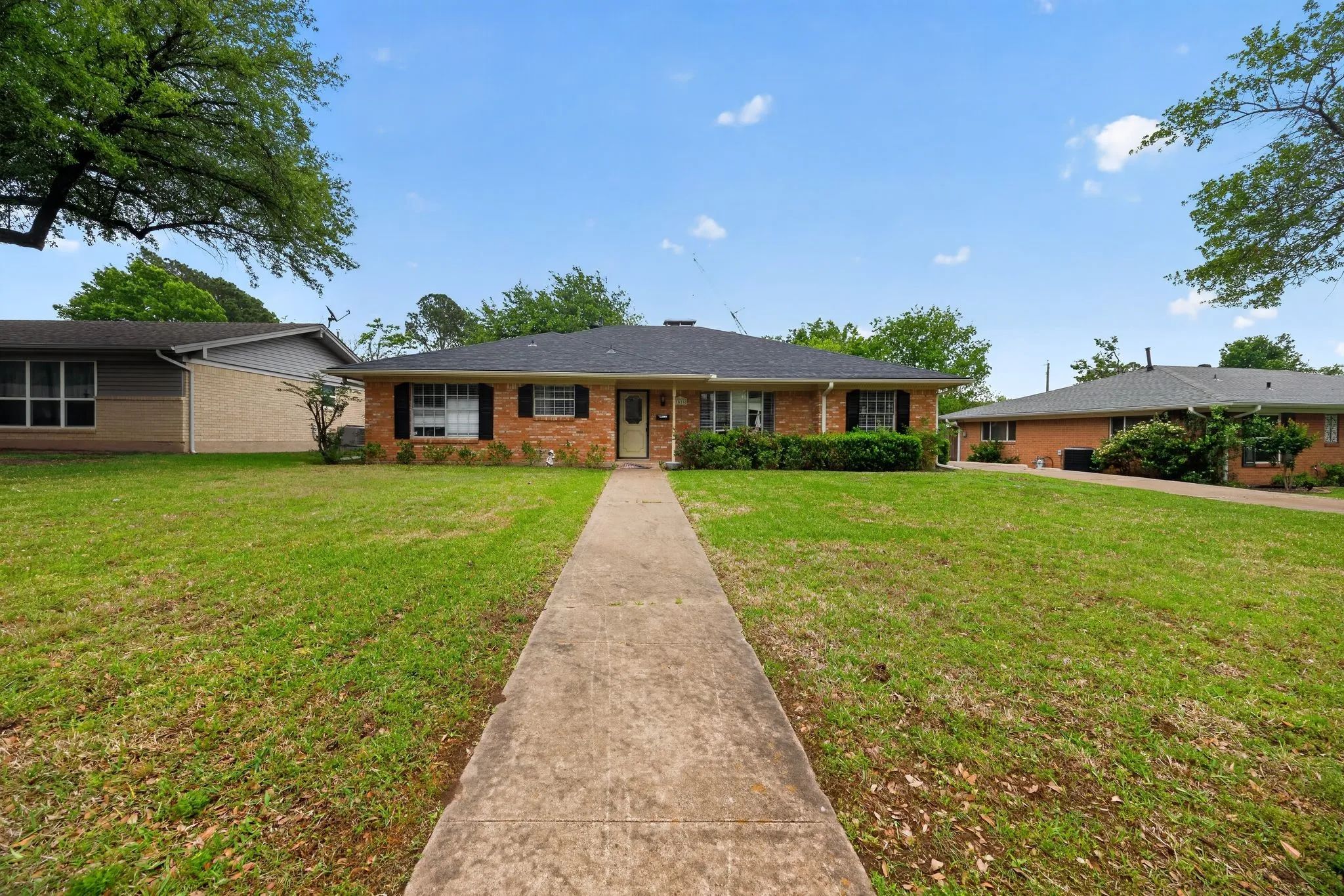 Single Family Residence For Sale in Grayson County , 1616 W Shields Drive, Sherman, Texas 75092, 3 Bedroom, 2 Bathroom, 2 Garage spaces, 1,940 Sqft, built in 1964, mls#21127135, Real Estate Agent in Sherman, Homes For Sale in Grayson county, Homes For Sale in Sherman, Realtor in Sherman Texas, Real Estate Brokerage Independent Realty Texas, Luminita Cordes Realtor