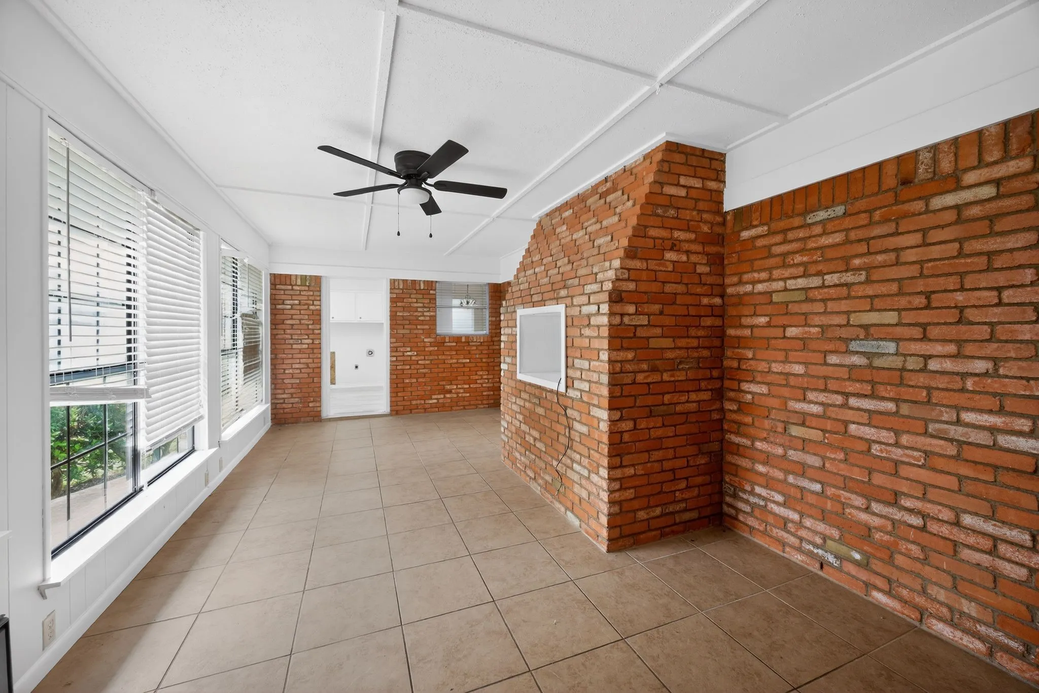 Single Family Residence For Sale in Grayson County , 1616 W Shields Drive, Sherman, Texas 75092, 3 Bedroom, 2 Bathroom, 2 Garage spaces, 1,940 Sqft, built in 1964, mls#21127135, Real Estate Agent in Sherman, Homes For Sale in Grayson county, Homes For Sale in Sherman, Realtor in Sherman Texas, Real Estate Brokerage Independent Realty Texas, Luminita Cordes Realtor