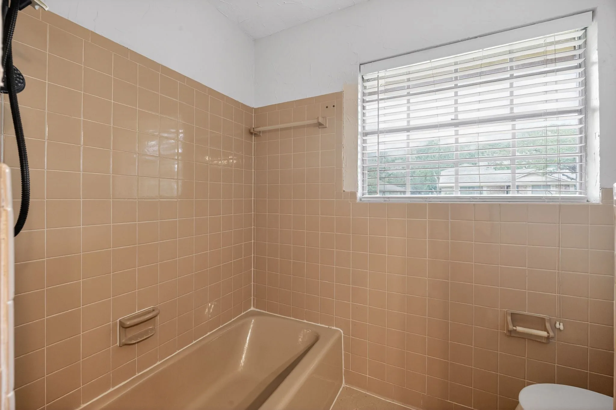 Single Family Residence For Sale in Grayson County , 1616 W Shields Drive, Sherman, Texas 75092, 3 Bedroom, 2 Bathroom, 2 Garage spaces, 1,940 Sqft, built in 1964, mls#21127135, Real Estate Agent in Sherman, Homes For Sale in Grayson county, Homes For Sale in Sherman, Realtor in Sherman Texas, Real Estate Brokerage Independent Realty Texas, Luminita Cordes Realtor